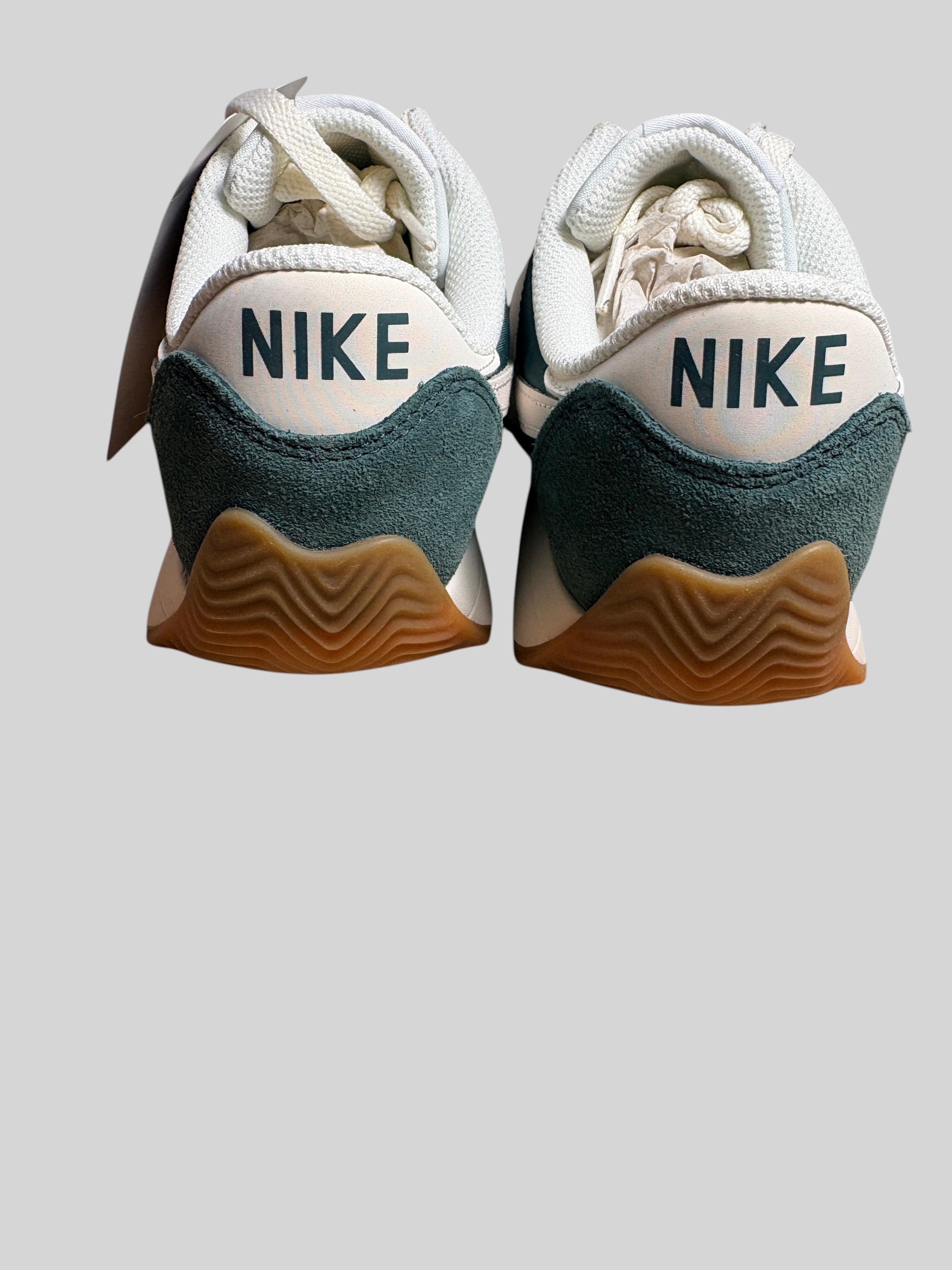 Vue arrière des baskets FASHION SC Nike Pacific vert vintage en daim et textile avec semelle gomme à chevrons