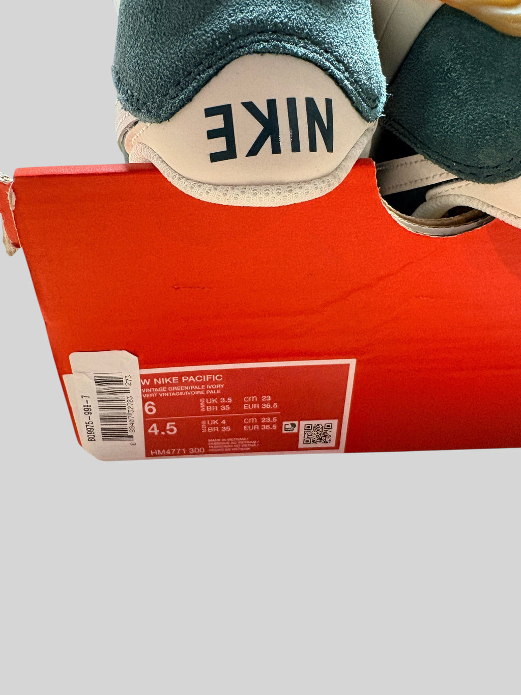 Boîte de chaussures FASHION SC Nike Pacific Vintage Green avec étiquette de taille 36.5 et talon en daim vert