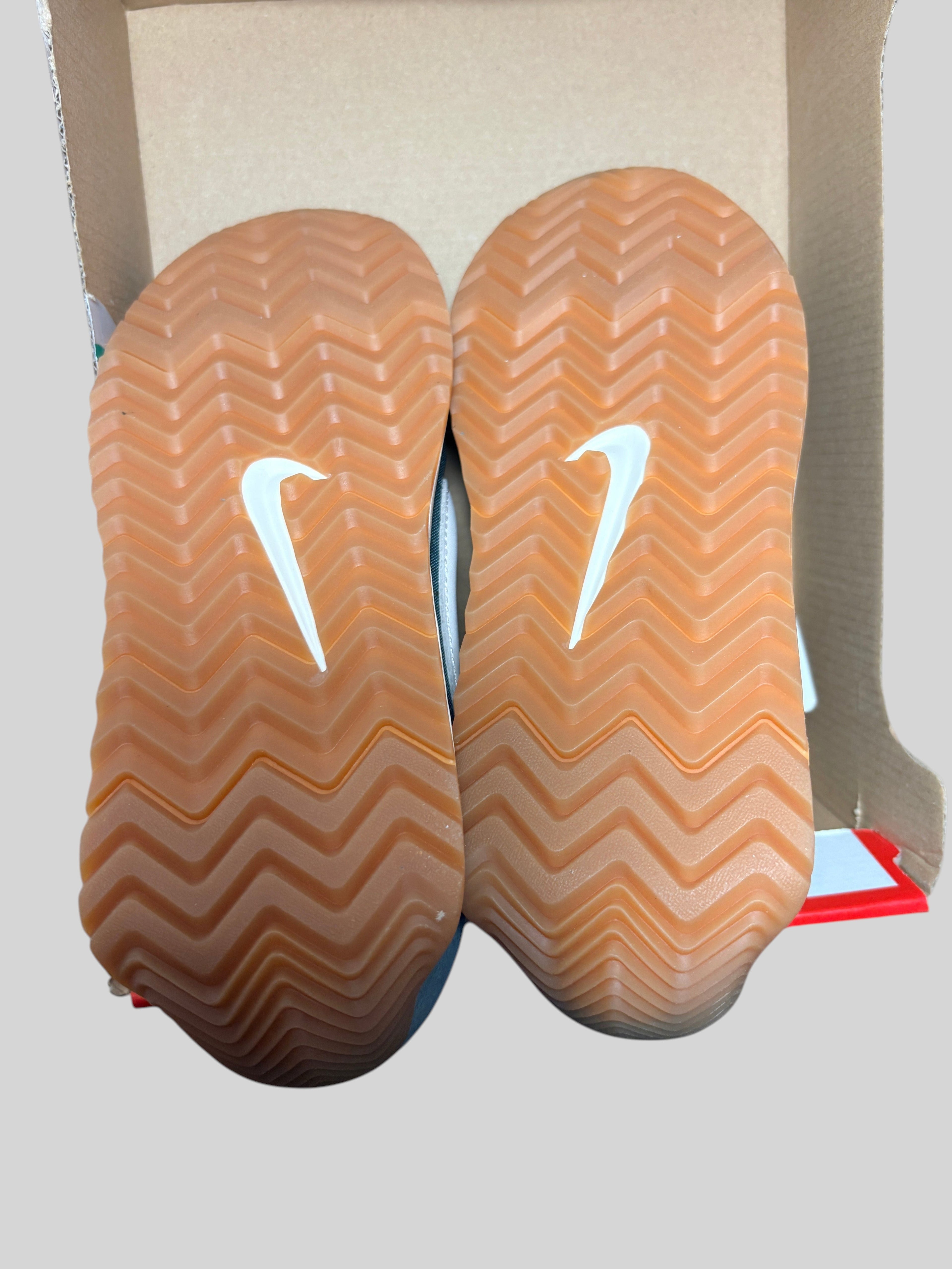 Semelles en gomme à chevrons des baskets FASHION SC Nike Pacific Vintage Green avec logo Swoosh blanc