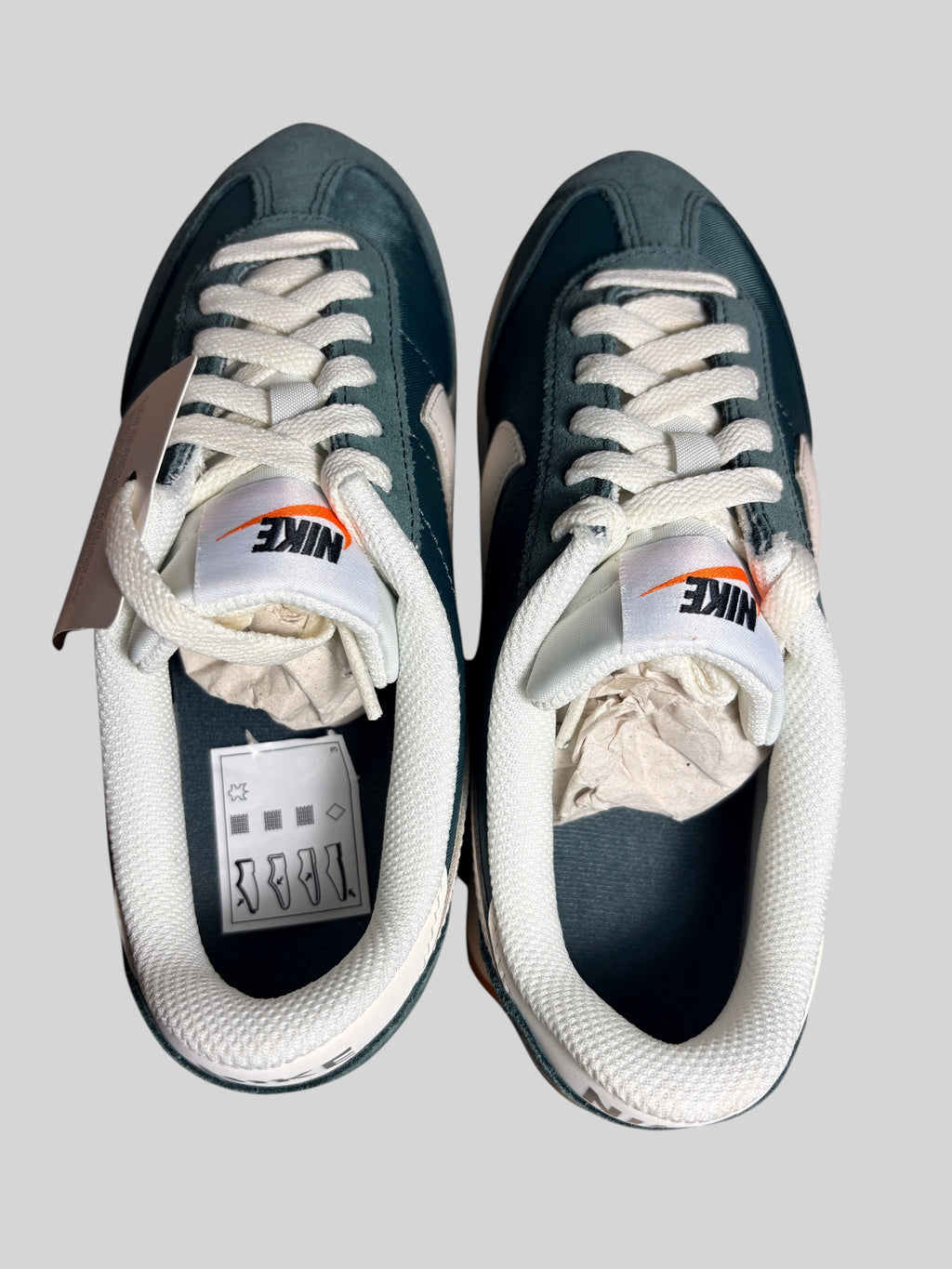 Baskets FASHION SC Nike Pacific vert vintage avec Swoosh ivoire, mélange de cuir, daim et mesh, vue de dessus.