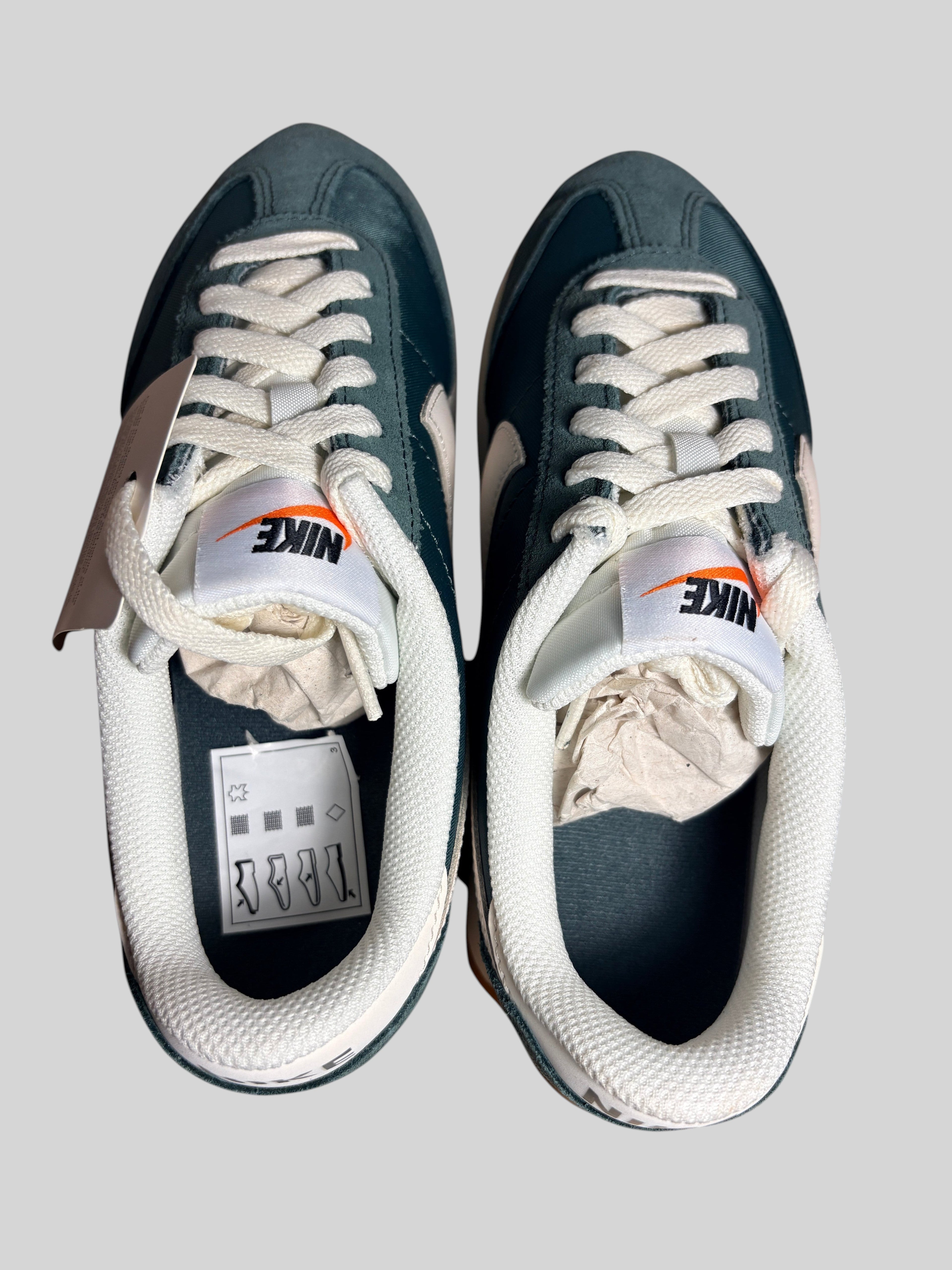 Baskets FASHION SC Nike Pacific vert vintage avec Swoosh ivoire, mélange de cuir, daim et mesh, vue de dessus.