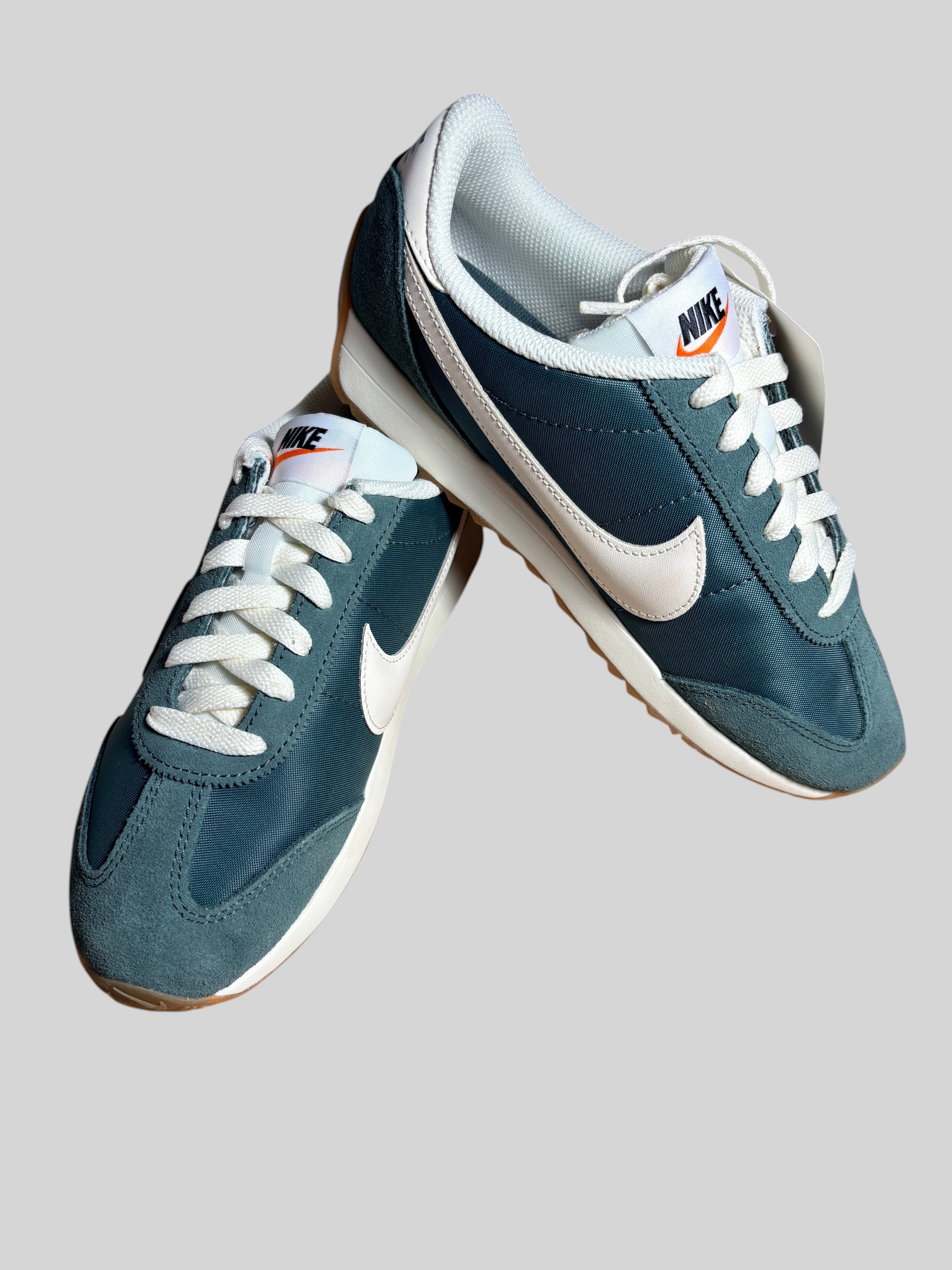 Baskets FASHION SC Nike Pacific vert vintage en cuir et daim avec Swoosh ivoire et semelle gomme rétro
