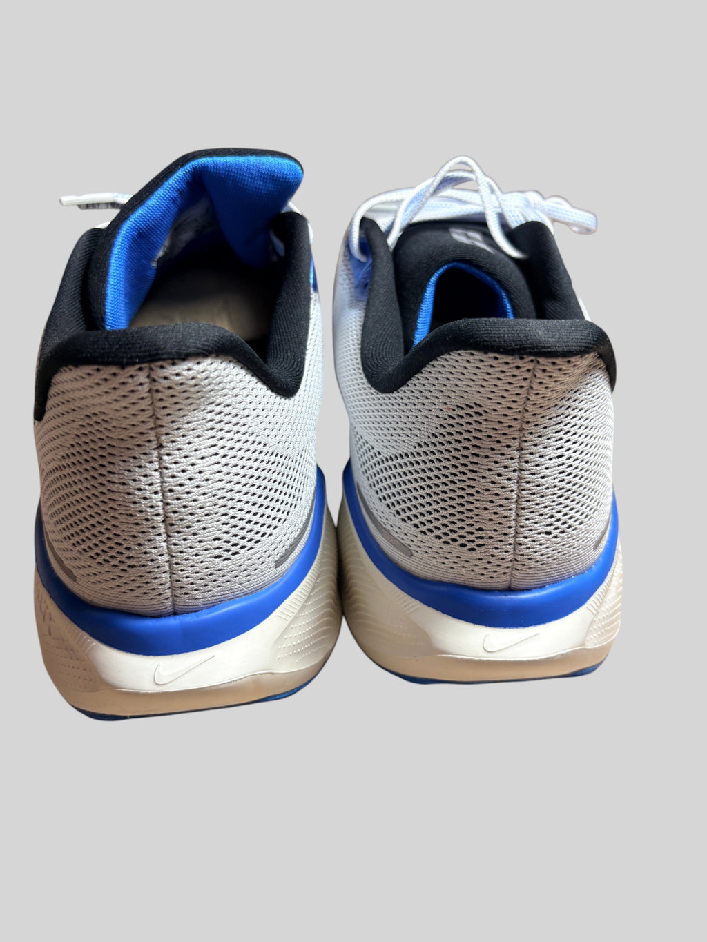 Vue arrière des baskets FASHION SC Nike Air Zoom Pegasus 41 en mesh blanc et bleu avec semelle ReactX.