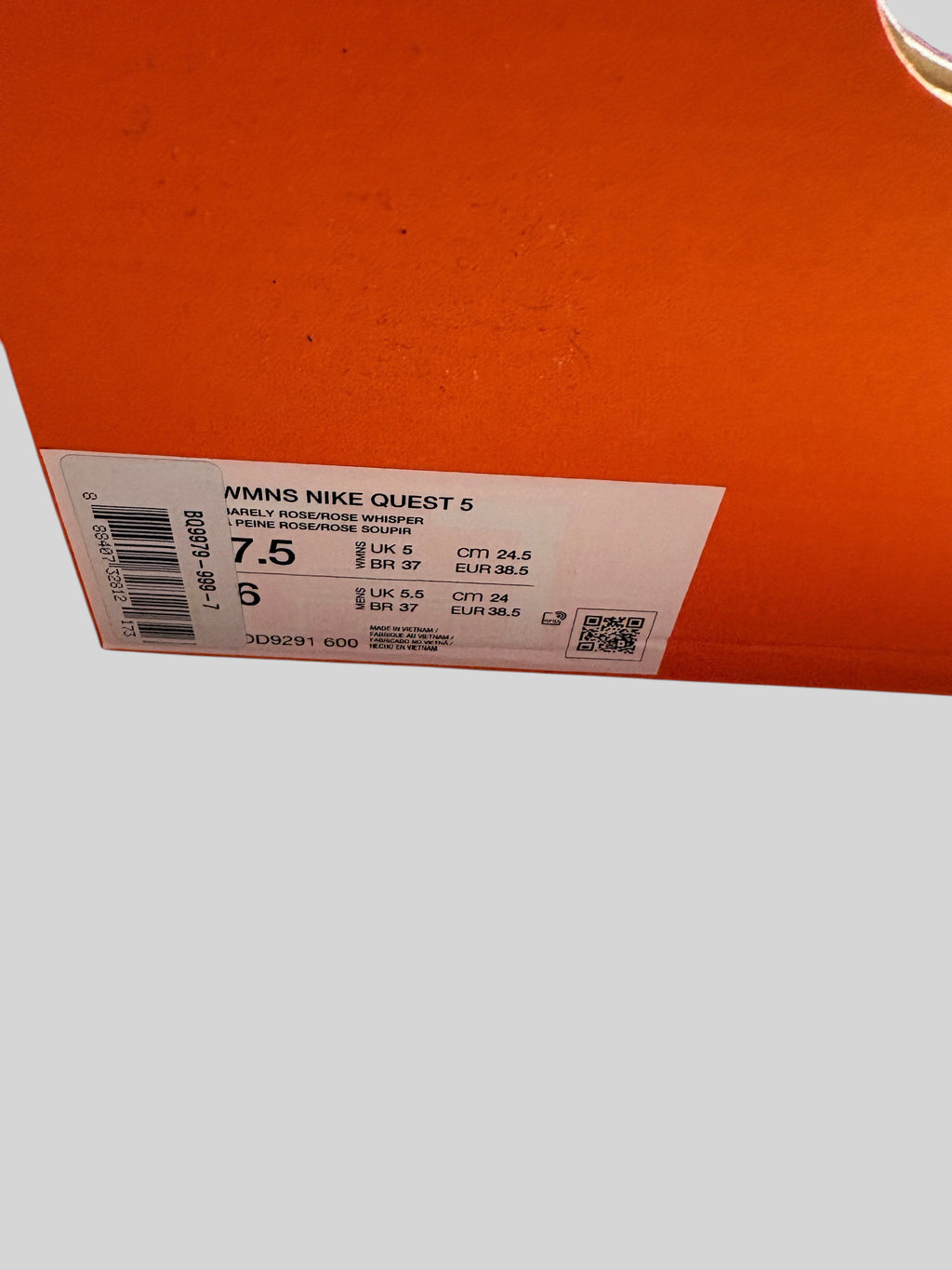 Etiquette de boite FASHION SC pour chaussures Nike Quest 5 Barely Rose taille 38.5 avec code barre et details produit