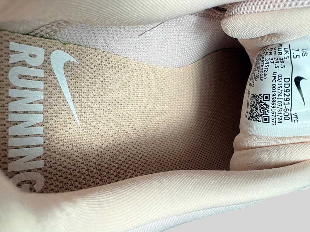 Intérieur de la chaussure de running FASHION SC Nike Quest 5 Barely Rose avec étiquette de taille et logo Nike