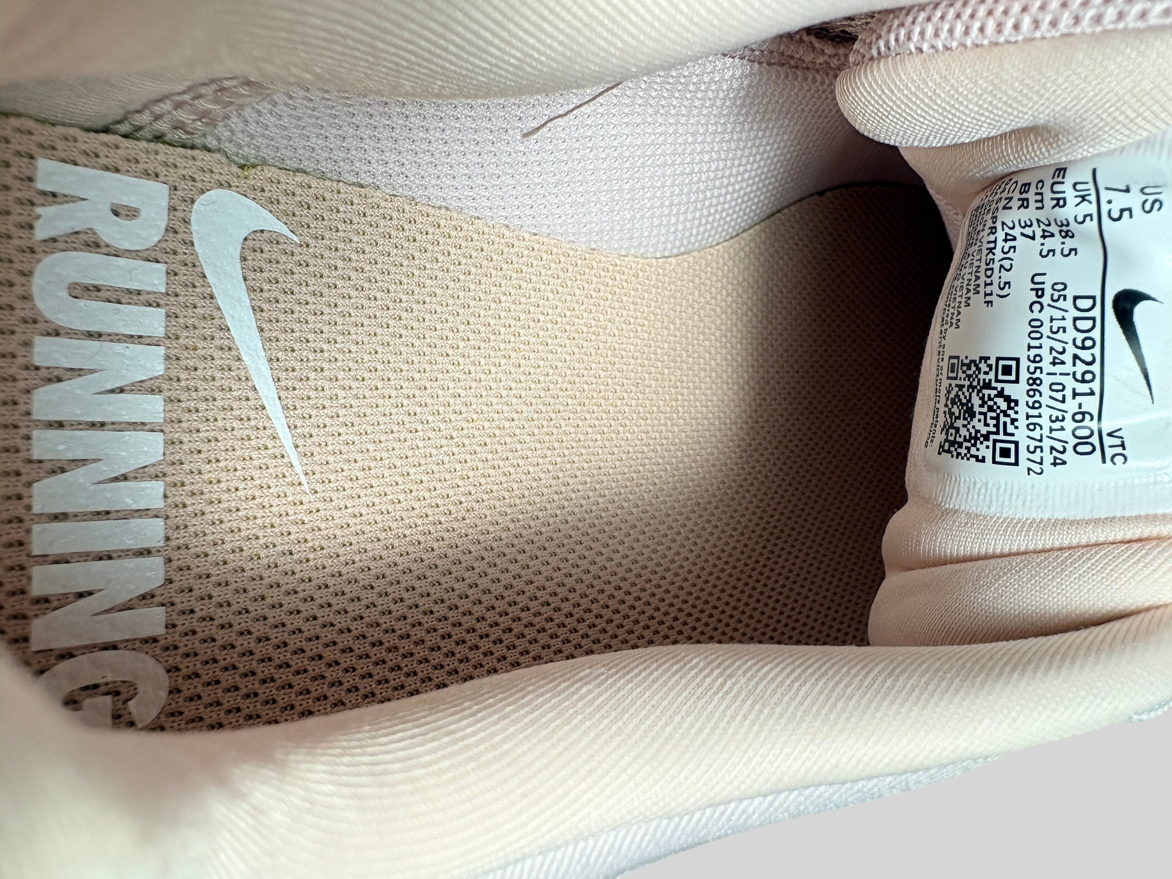 Intérieur de la chaussure de running FASHION SC Nike Quest 5 Barely Rose avec étiquette de taille et logo Nike