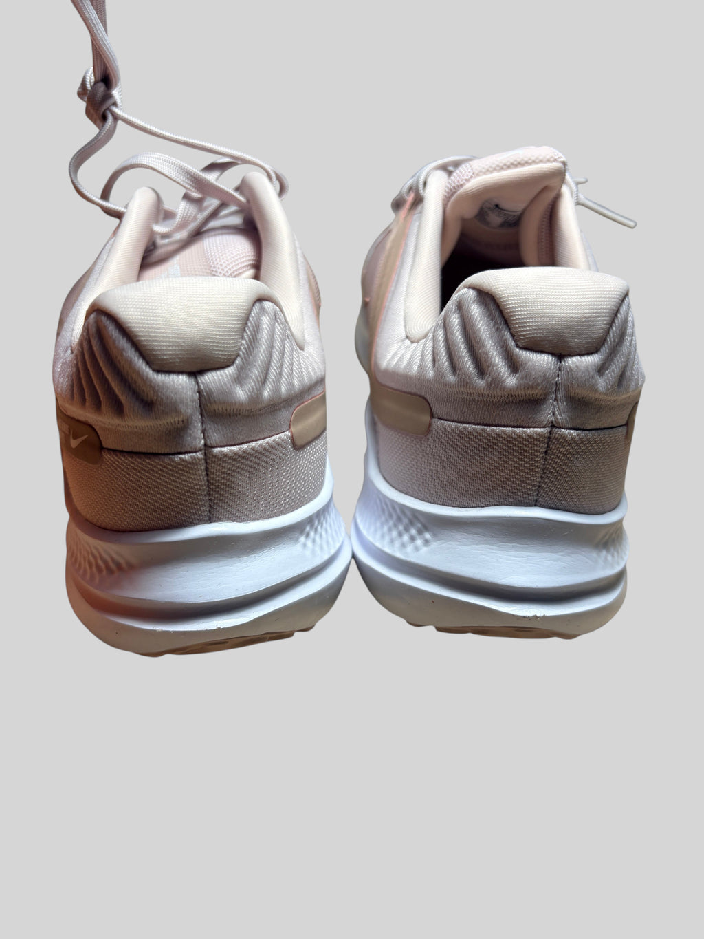 Vue arrière des baskets de running FASHION SC Nike Quest 5 en mesh rose clair avec semelle intermédiaire blanche