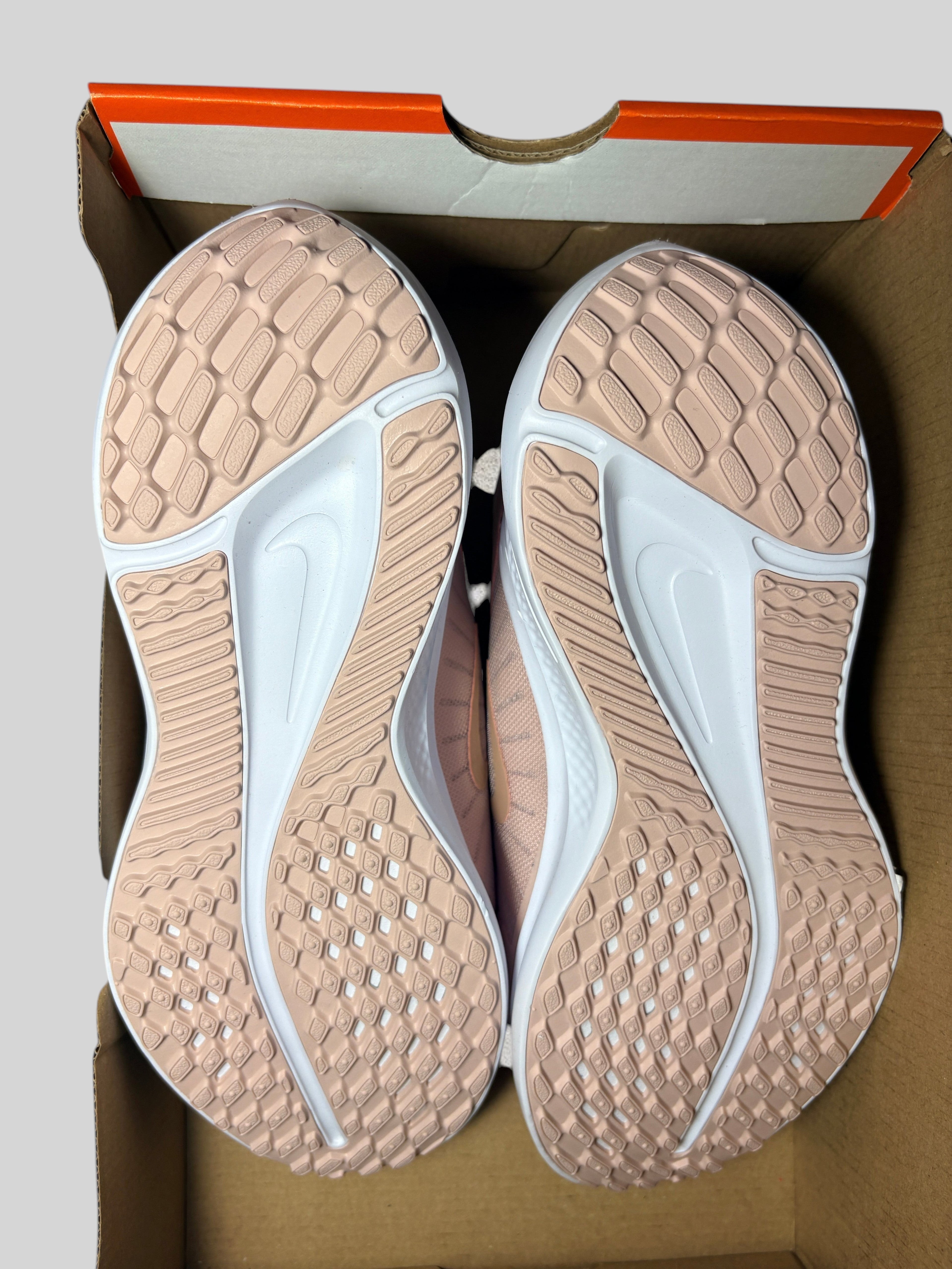 Semelles de running FASHION SC Nike Quest 5 Barely Rose en caoutchouc rose et blanc dans leur boîte d'origine.