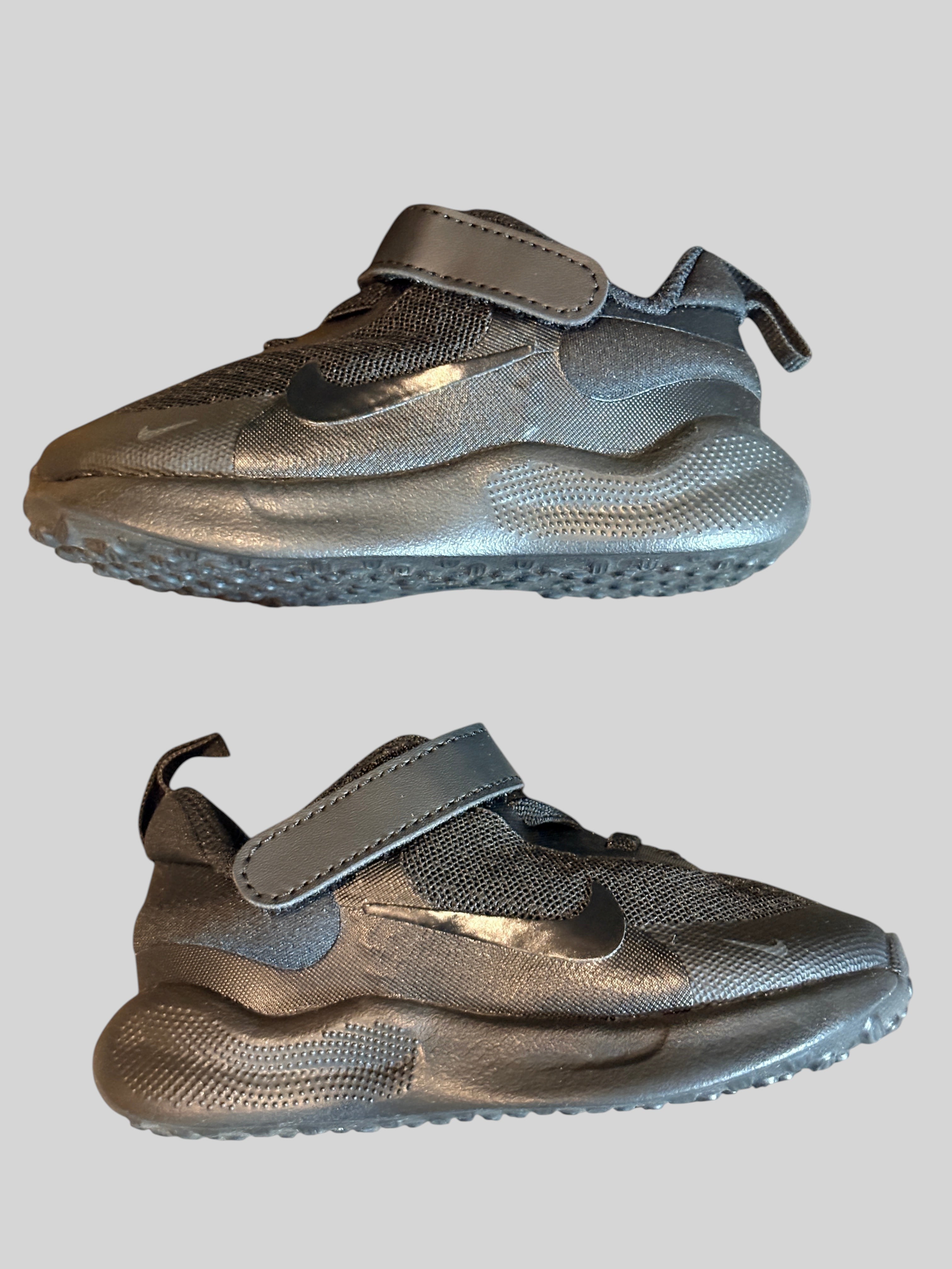 Baskets FASHION SC Nike Revolution 7 pour bébé, coloris noir et anthracite avec fermeture à scratch pratique