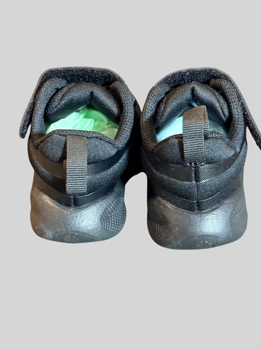 Vue arrière des baskets FASHION SC Nike Revolution 7 pour bébé en textile noir et anthracite avec semelle souple