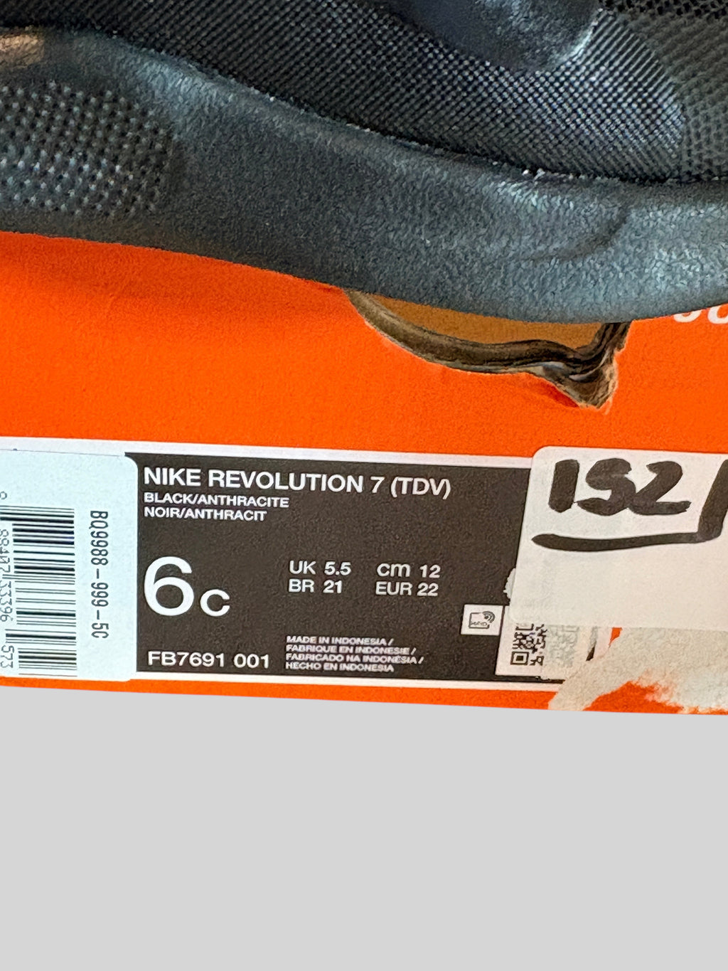 Étiquette de boîte à chaussures FASHION SC pour baskets Nike Revolution 7 bébé en coloris noir et anthracite