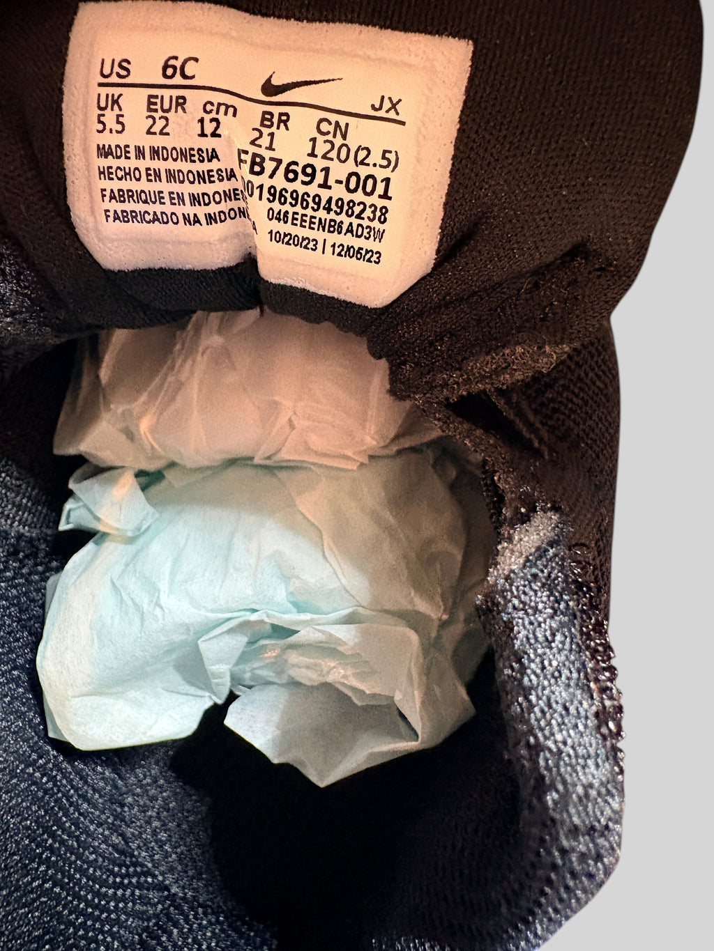 Étiquette intérieure de basket FASHION SC Nike Revolution 7 pour bébé indiquant la pointure et les détails du modèle