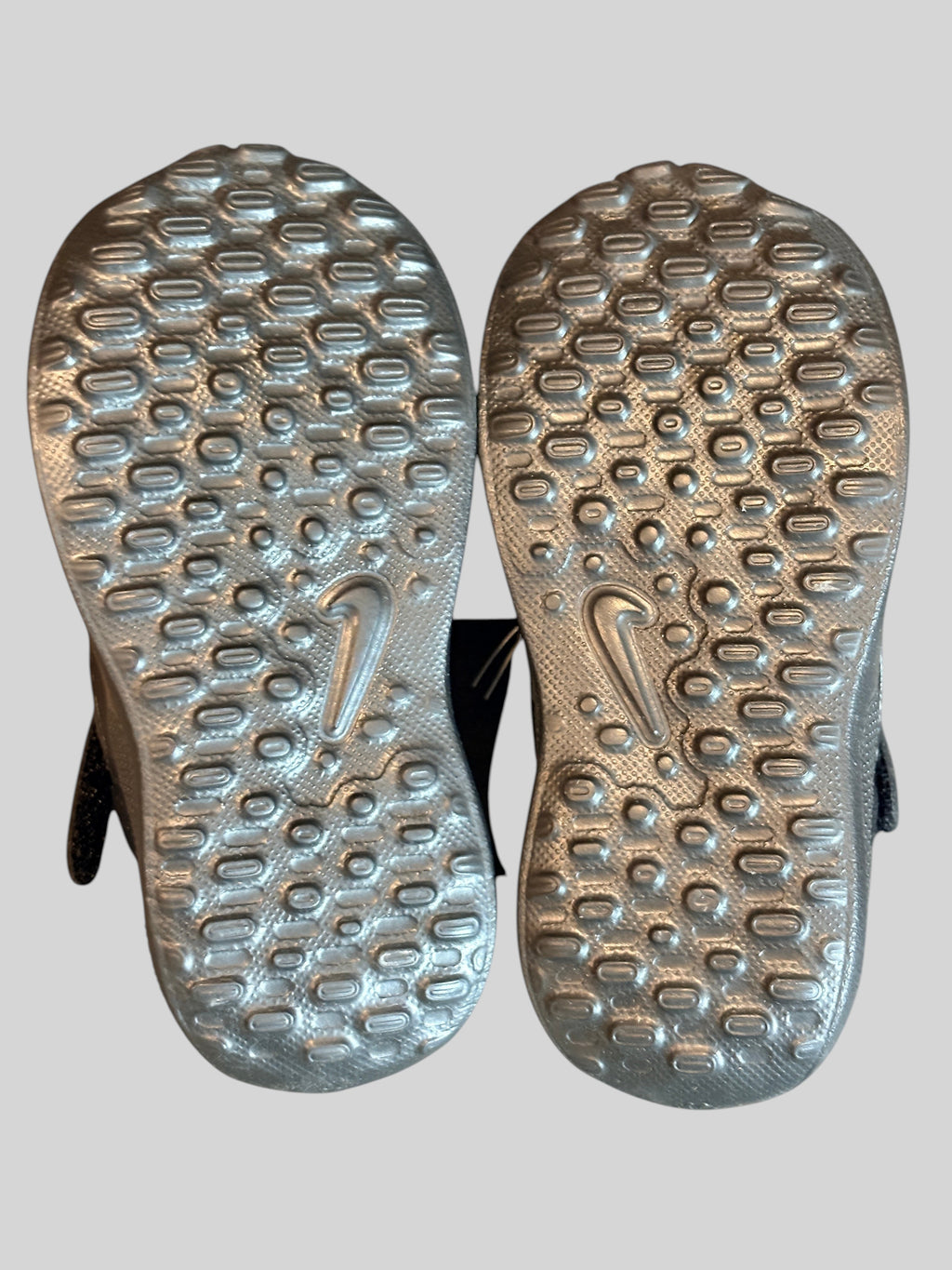 Semelles en caoutchouc gris anthracite des baskets FASHION SC Nike Revolution 7 pour bébé avec motif texturé