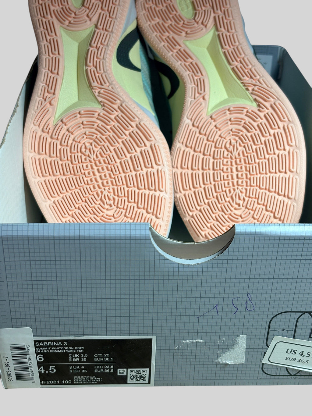 Chaussures de basket FASHION SC Nike Sabrina 3 Silencer avec semelles extérieures texturées rose pâle dans leur boîte