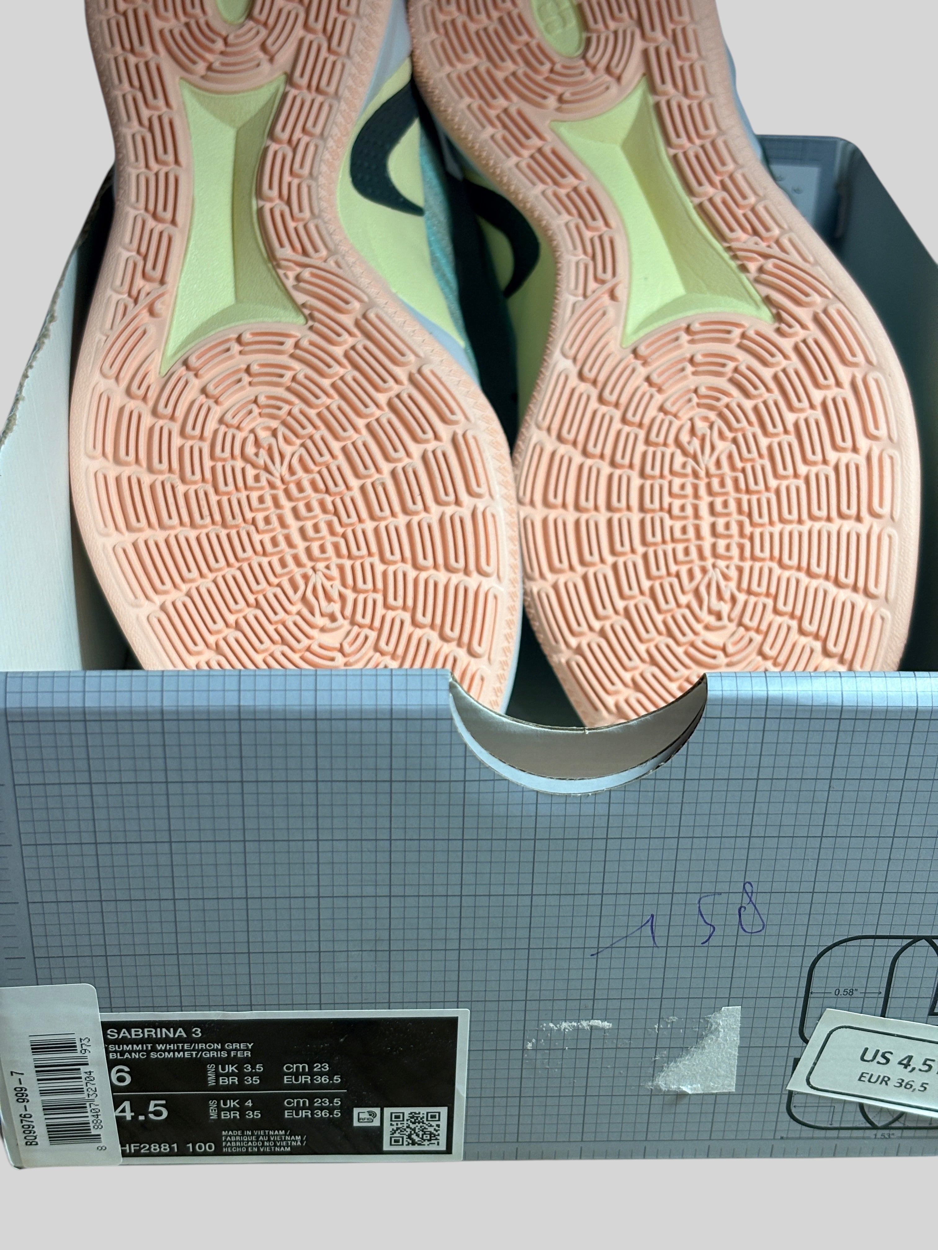 Chaussures de basket FASHION SC Nike Sabrina 3 Silencer avec semelles extérieures texturées rose pâle dans leur boîte