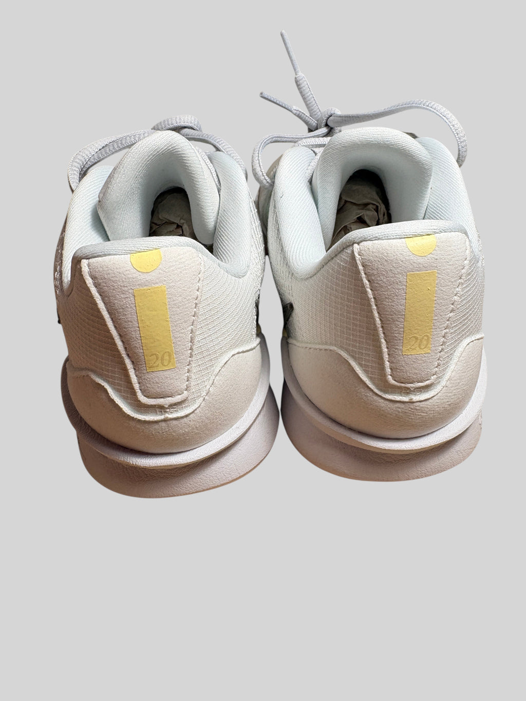 Vue arrière des baskets de basketball FASHION SC Nike Sabrina 3 Silencer blanches avec détails jaunes au talon