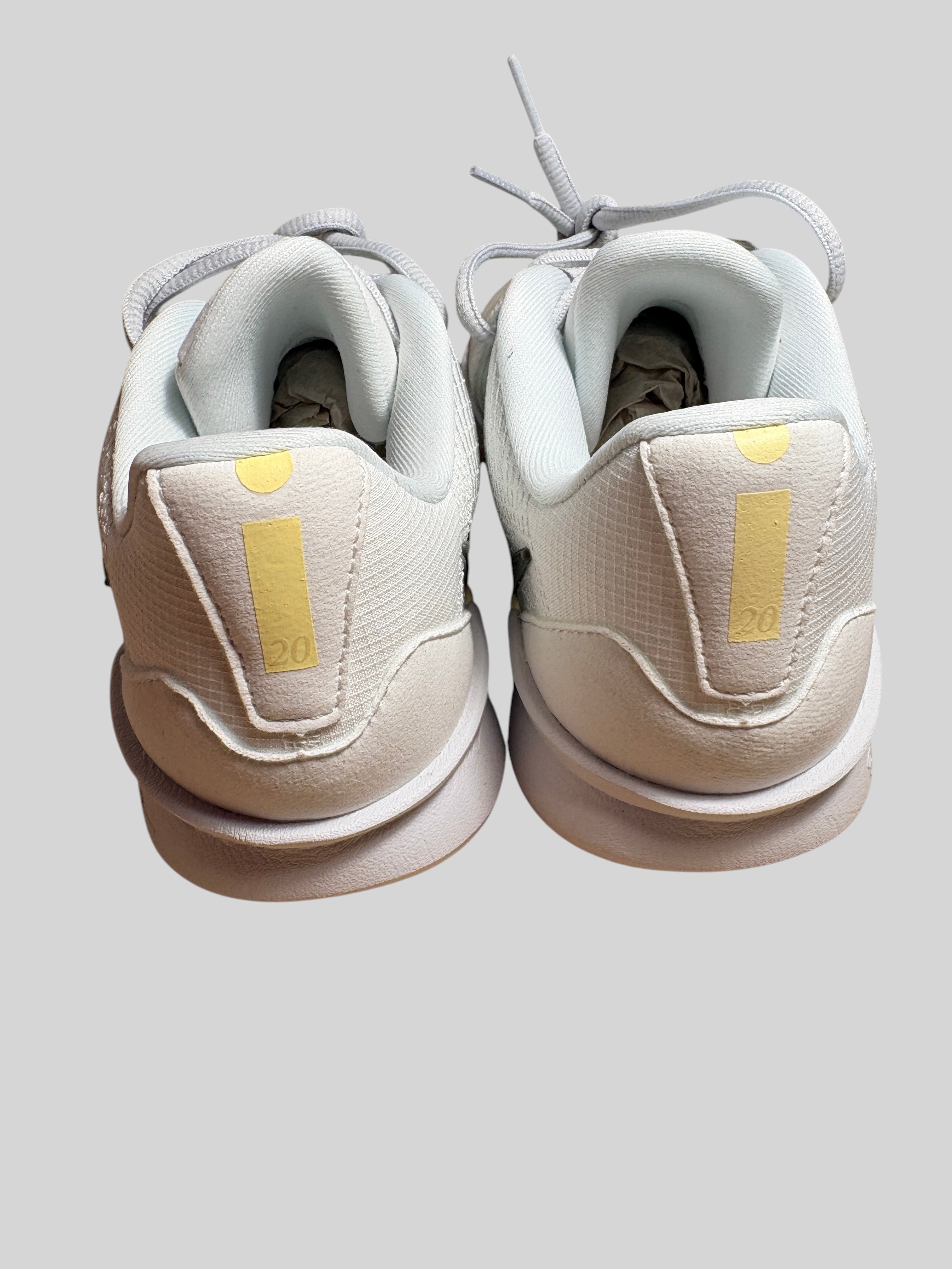 Vue arrière des baskets de basketball FASHION SC Nike Sabrina 3 Silencer blanches avec détails jaunes au talon