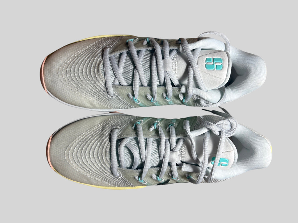 Chaussures de basket FASHION SC Nike Sabrina 3 Silencer gris clair avec détails turquoise et semelle technique
