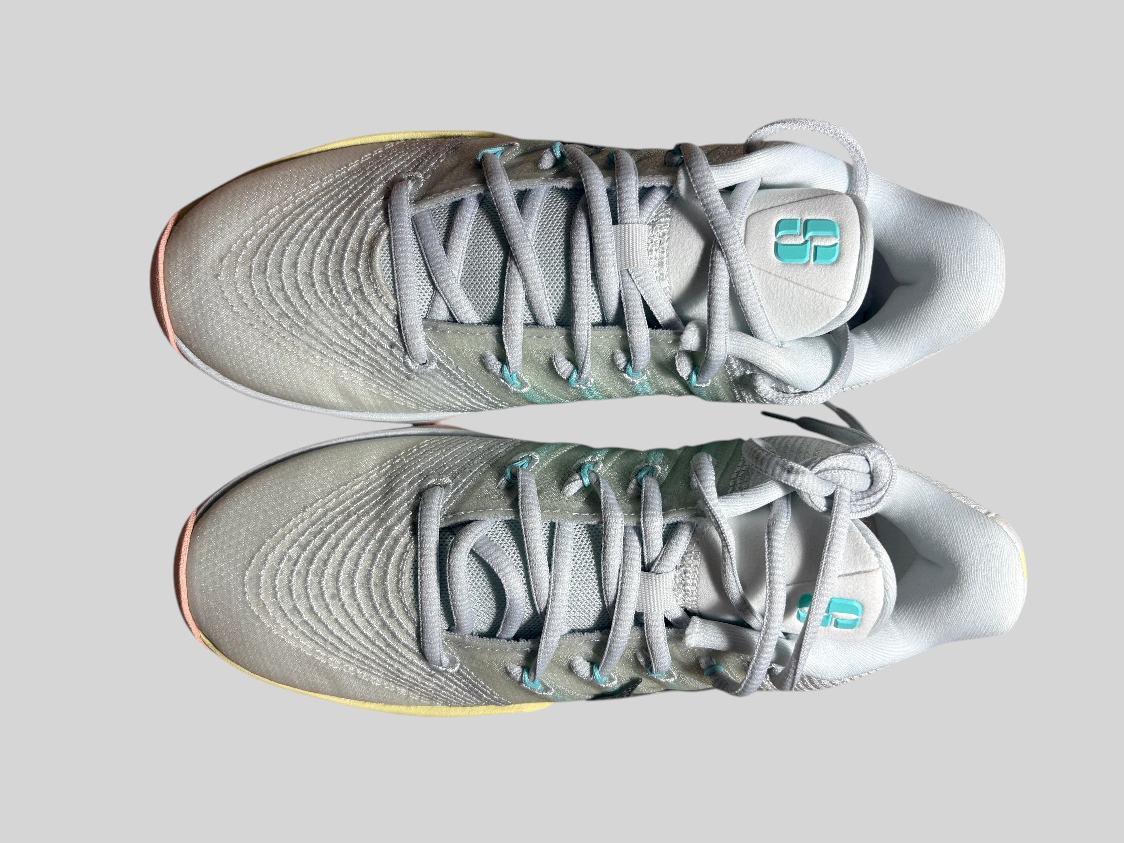 Chaussures de basket FASHION SC Nike Sabrina 3 Silencer gris clair avec détails turquoise et semelle technique