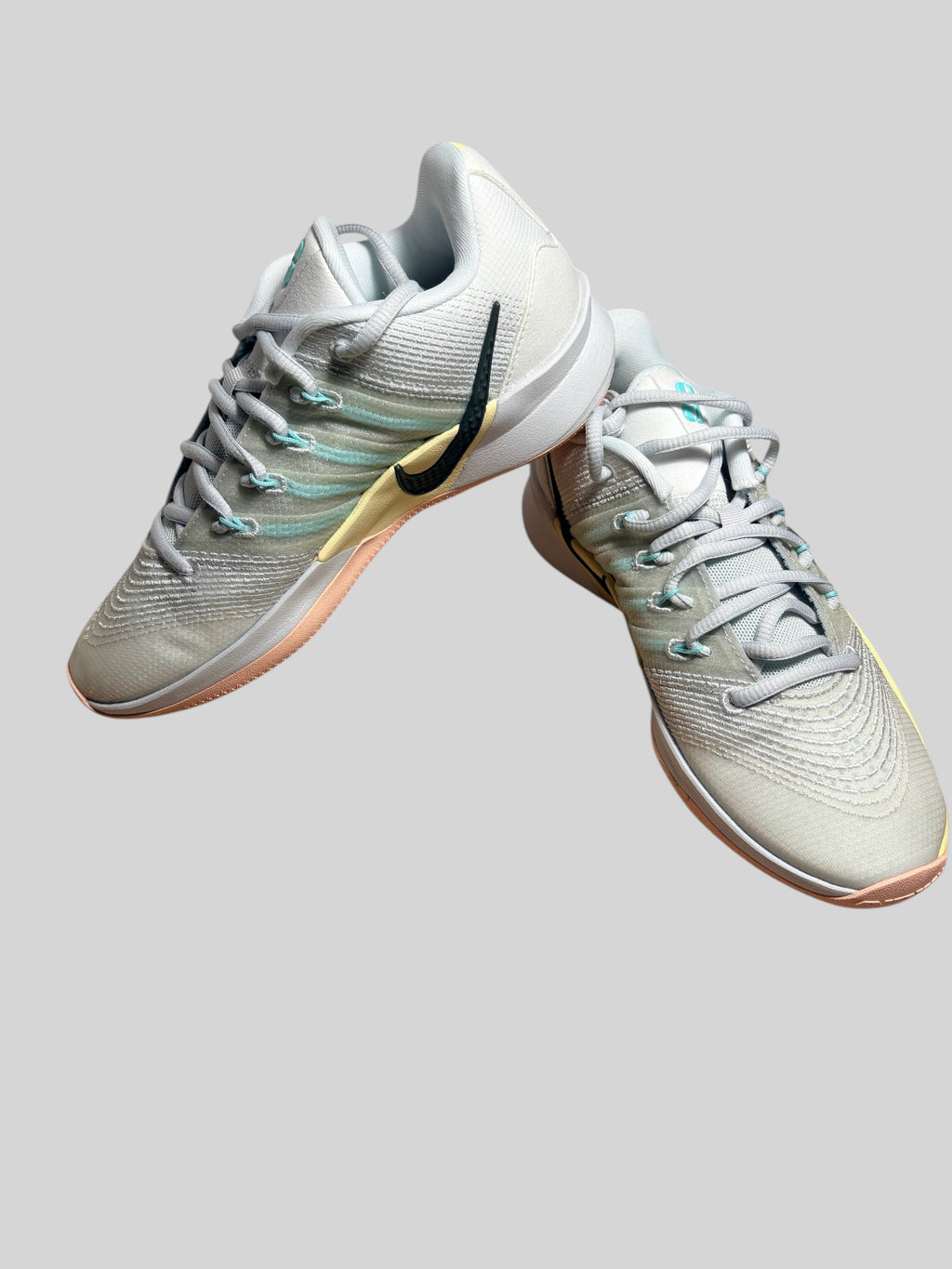 Chaussures de basketball FASHION SC Nike Sabrina 3 Silencer blanches avec détails bleu clair et logo noir