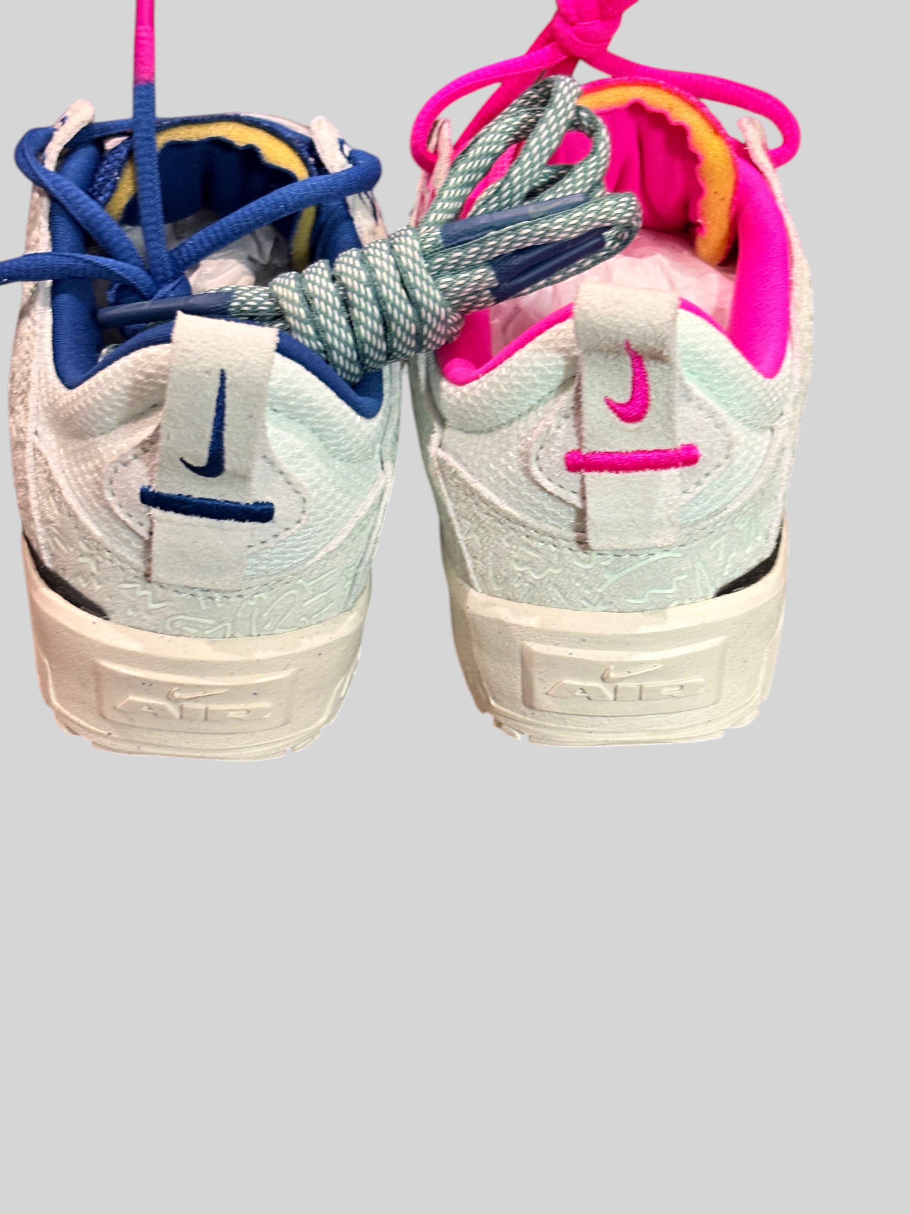 Vue arrière des baskets FASHION SC Nike SB Day One SE GS en daim et textile, tons vert pâle et détails rose vif.