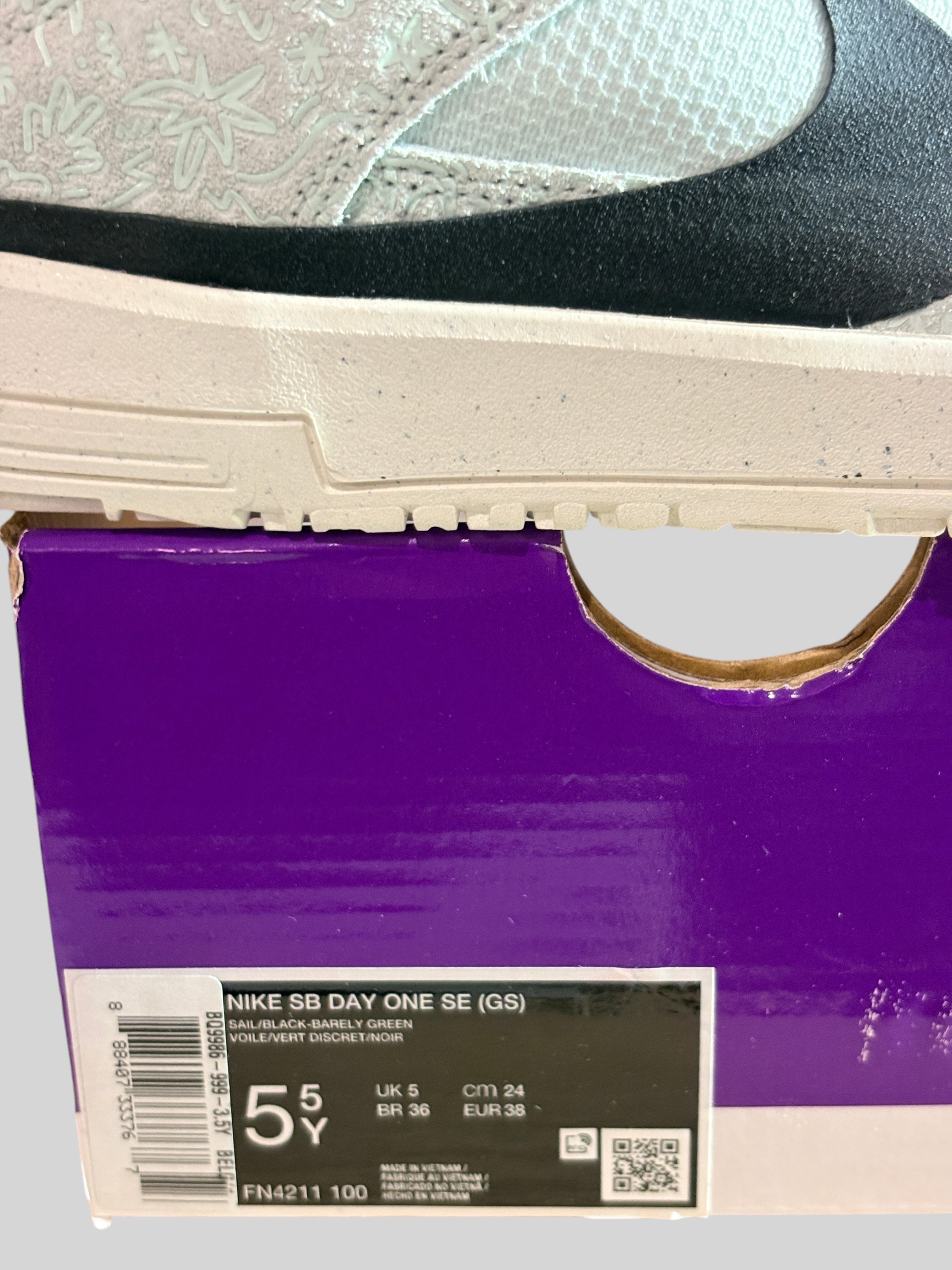 Boîte de chaussures FASHION SC Nike SB Day One SE GS avec étiquette de pointure 38 EU et détails du modèle