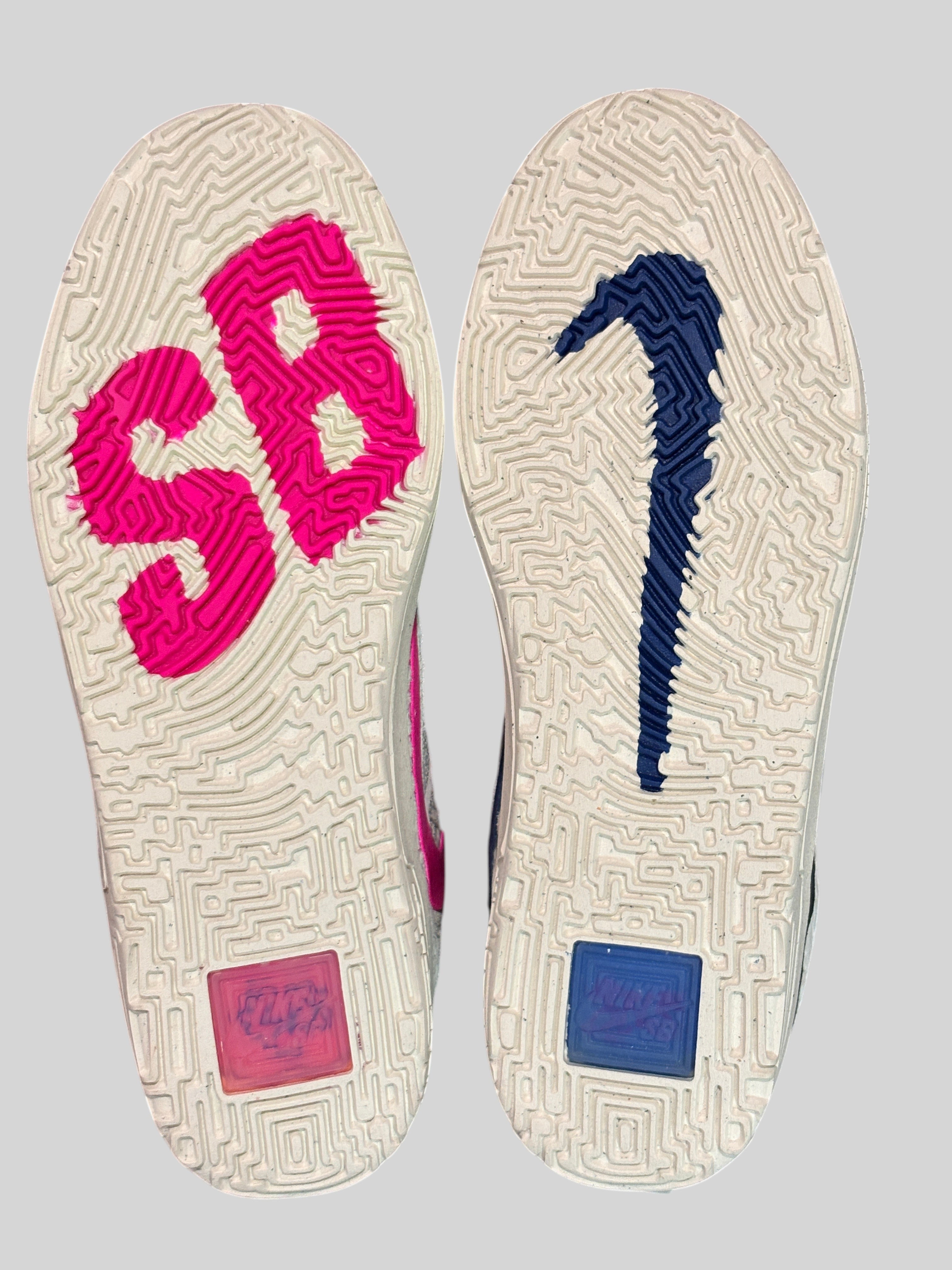 Semelles en caoutchouc blanc cassé des baskets FASHION SC Nike SB Day One SE GS avec logos SB et Swoosh rose et noir