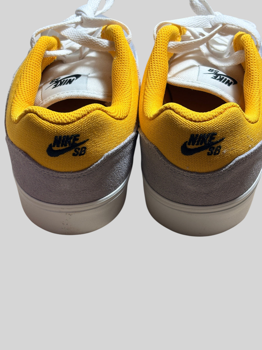 Vue arrière des baskets FASHION SC Nike SB Malor en daim gris platine et textile jaune or avec logo Nike SB brodé