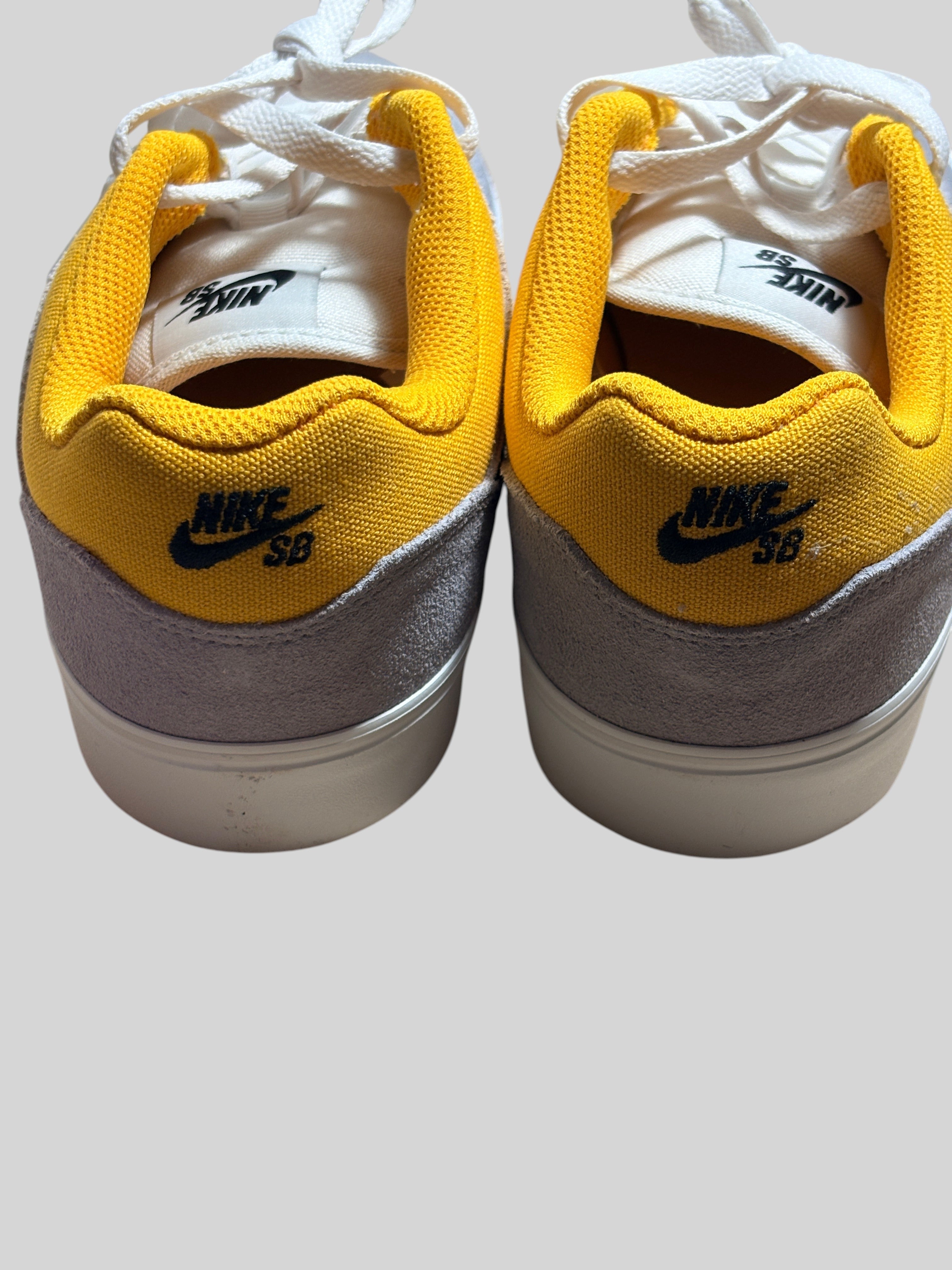 Vue arrière des baskets FASHION SC Nike SB Malor en daim gris platine et textile jaune or avec logo Nike SB brodé