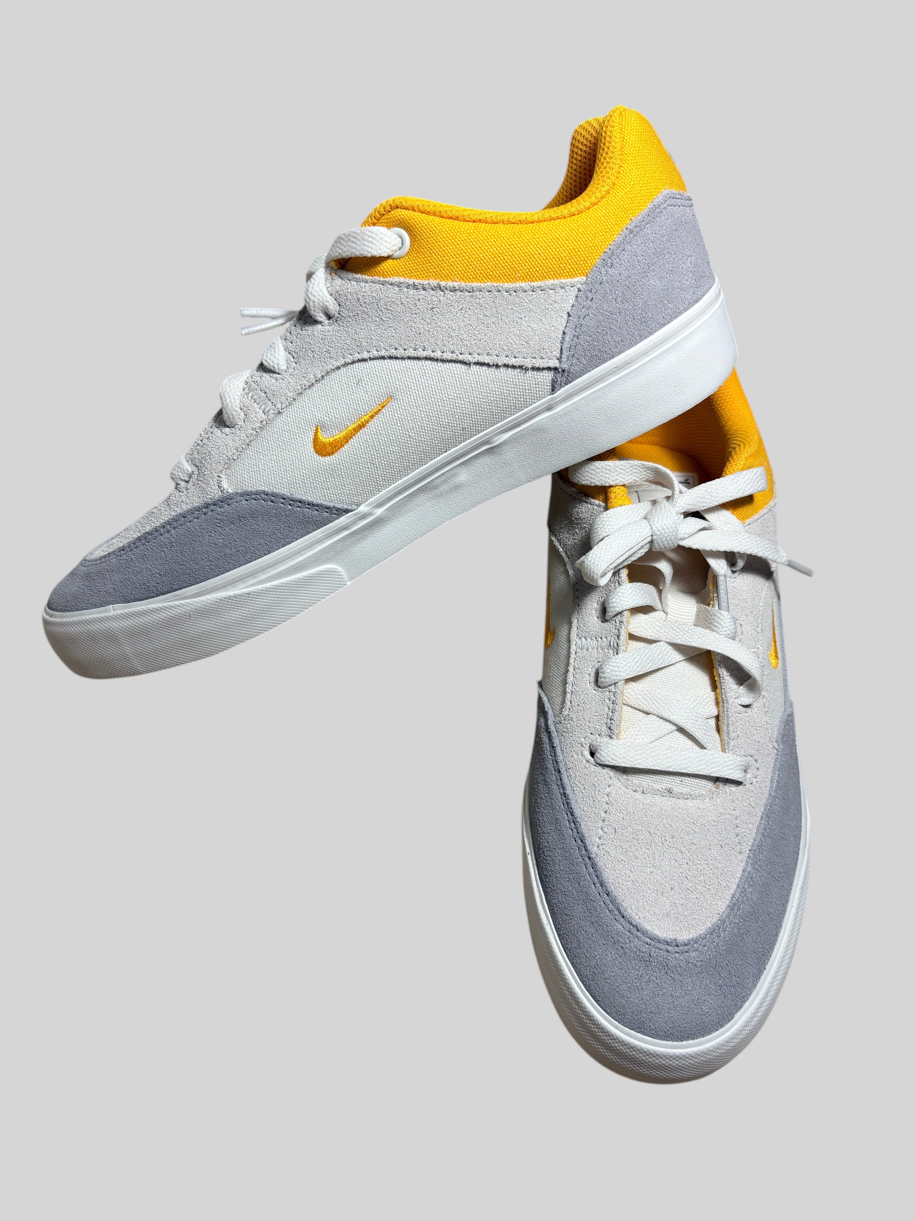 Baskets FASHION SC Nike SB Malor en daim gris platine et textile avec détails dorés, style skate basse.