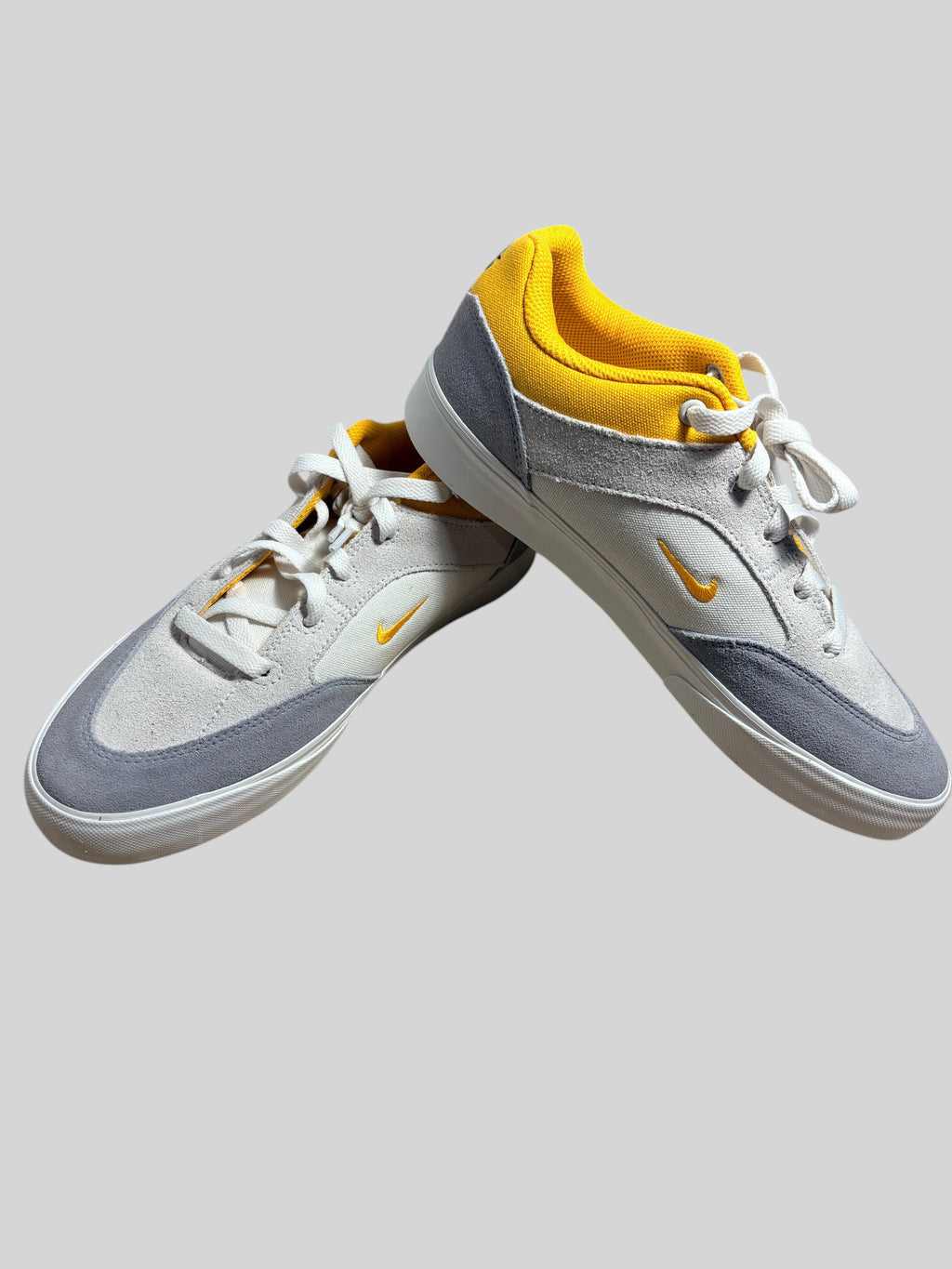 Sneakers FASHION SC Nike SB Malor en daim gris platine et textile jaune, style skate basse avec semelle caoutchouc.
