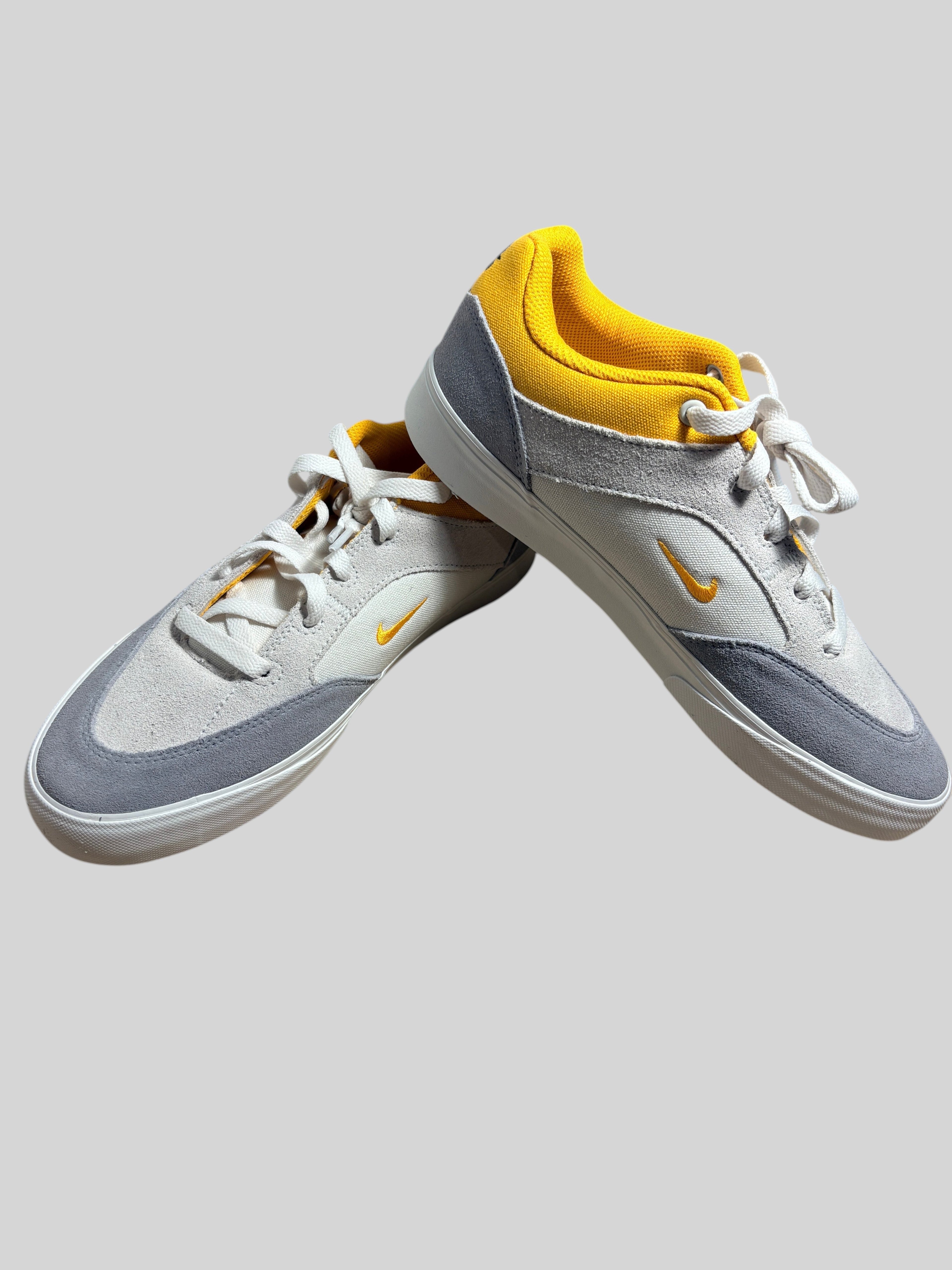 Sneakers FASHION SC Nike SB Malor en daim gris platine et textile jaune, style skate basse avec semelle caoutchouc.