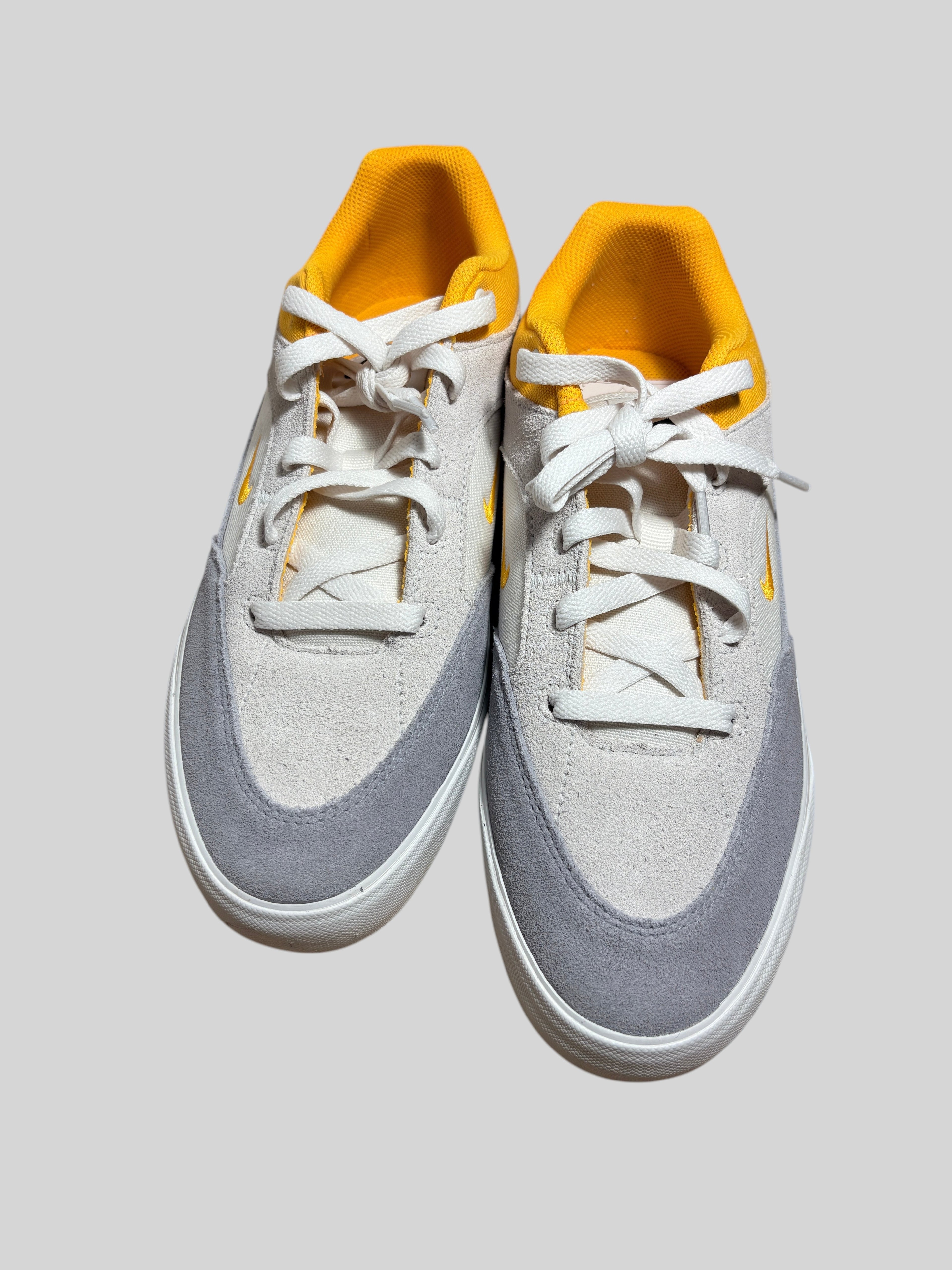 Sneakers FASHION SC Nike SB Malor en daim gris platine et textile avec détails dorés, style skate basse.