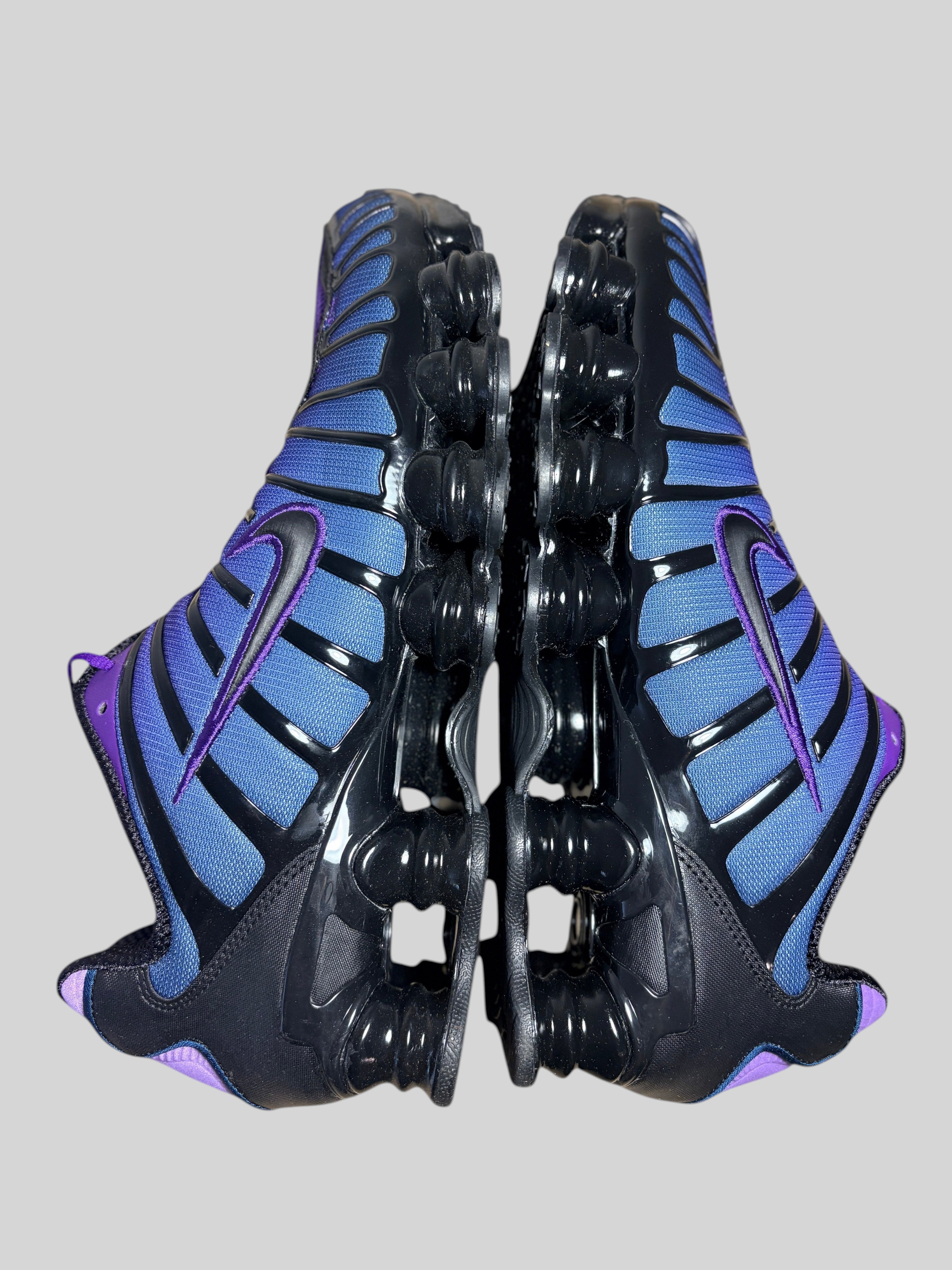 Baskets FASHION SC Nike Shox TL Voltage Purple et bleu avec renforts TPU noirs et technologie d'amorti à colonnes.