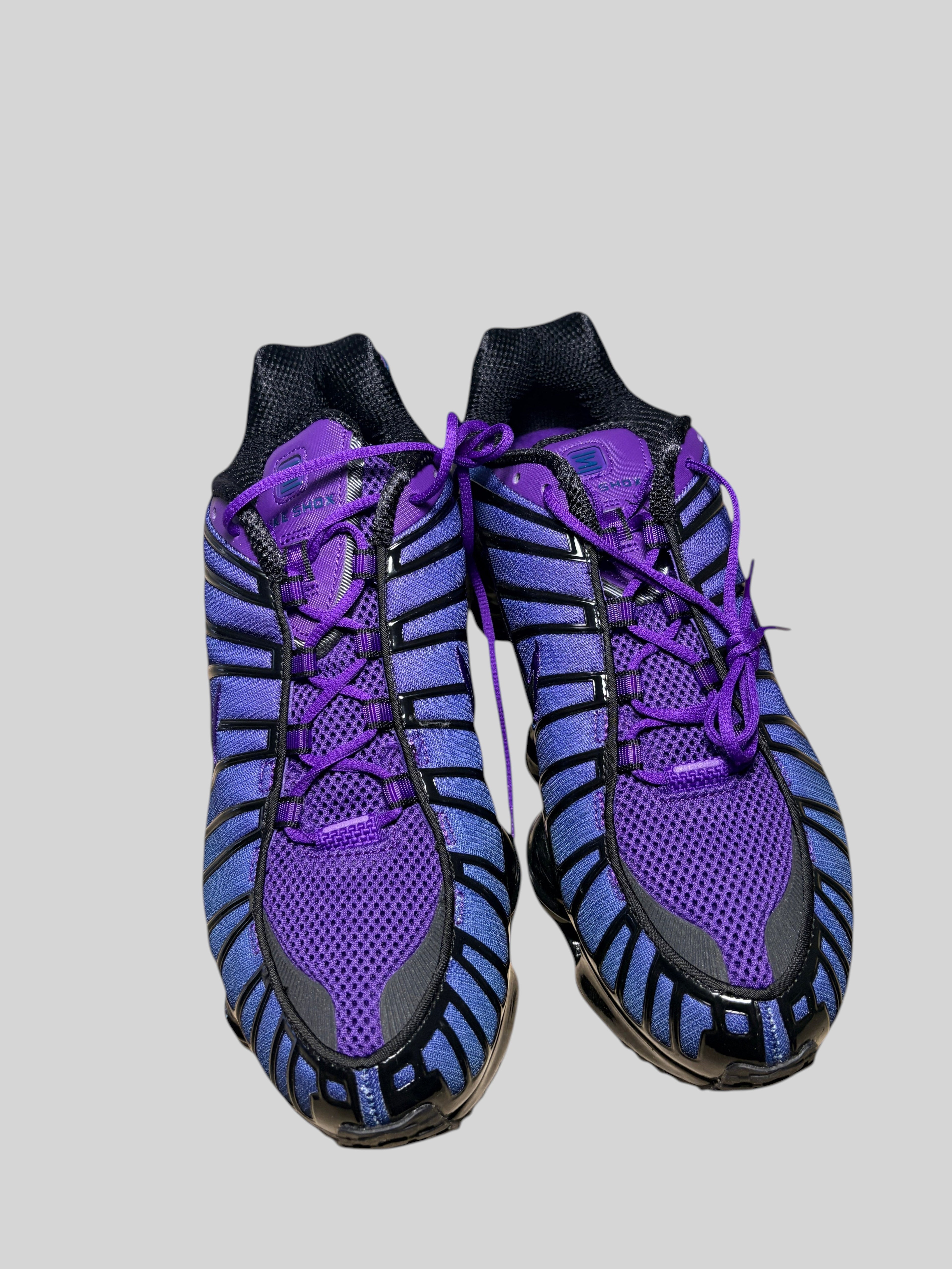 Baskets FASHION SC Nike Shox TL Voltage Purple en mesh dégradé violet et bleu avec renforts TPU noirs et amorti Shox.