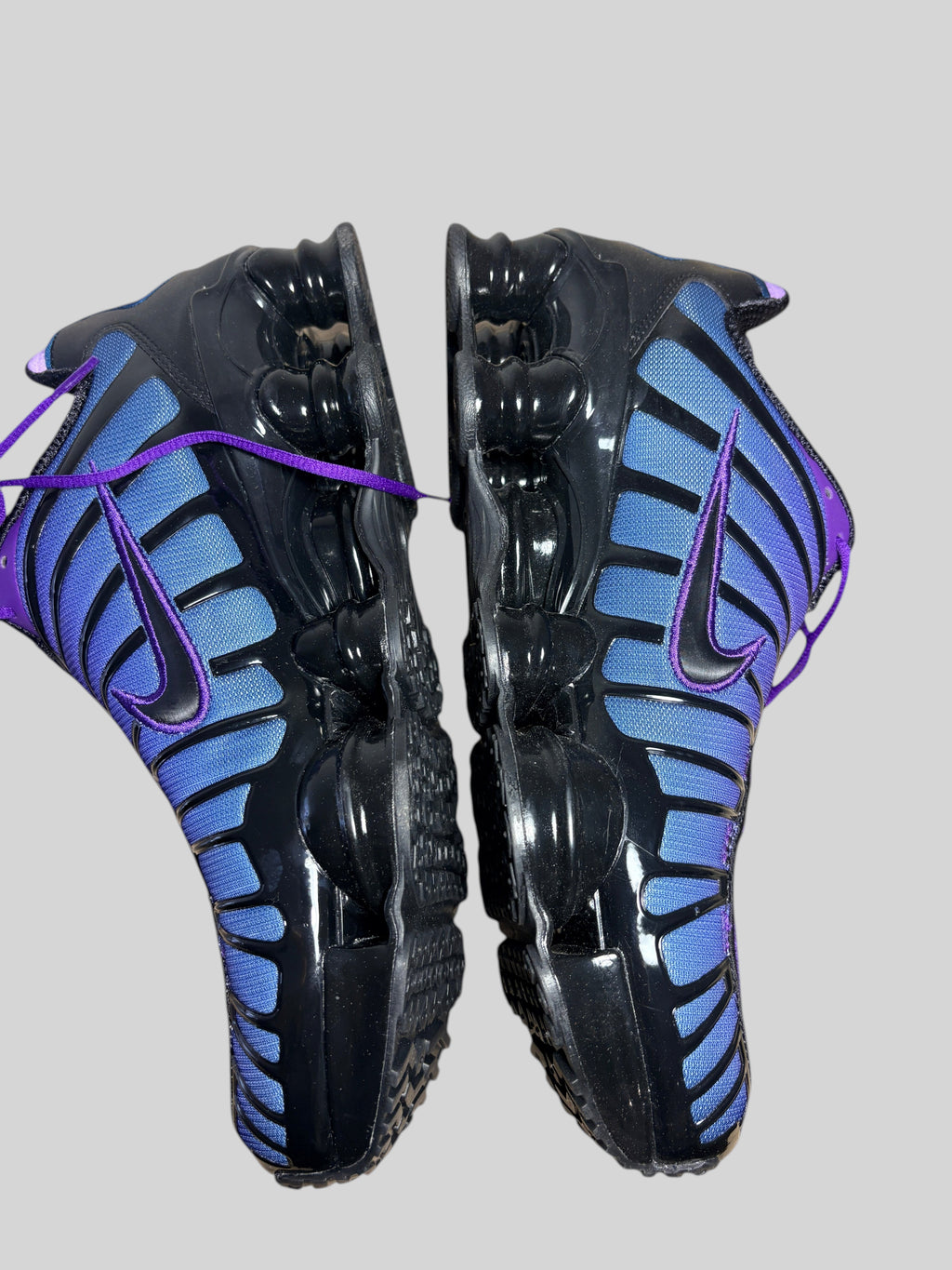 Baskets FASHION SC Nike Shox TL Voltage Purple et bleu avec renforts TPU noirs et technologie d'amorti à colonnes.