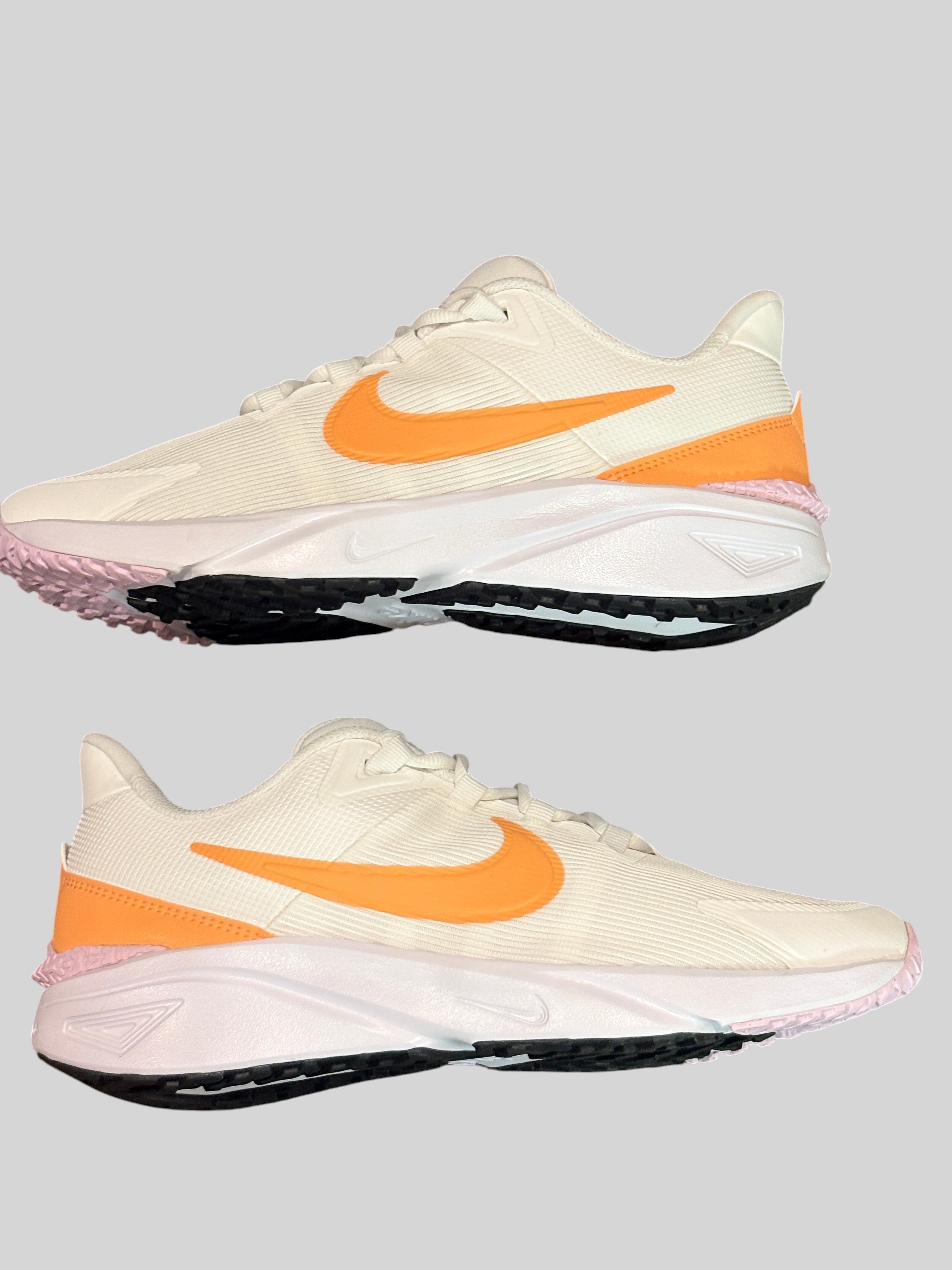 Baskets FASHION SC Nike Star Runner 4 NN junior en mesh blanc cassé avec logo orange et détails roses et noirs