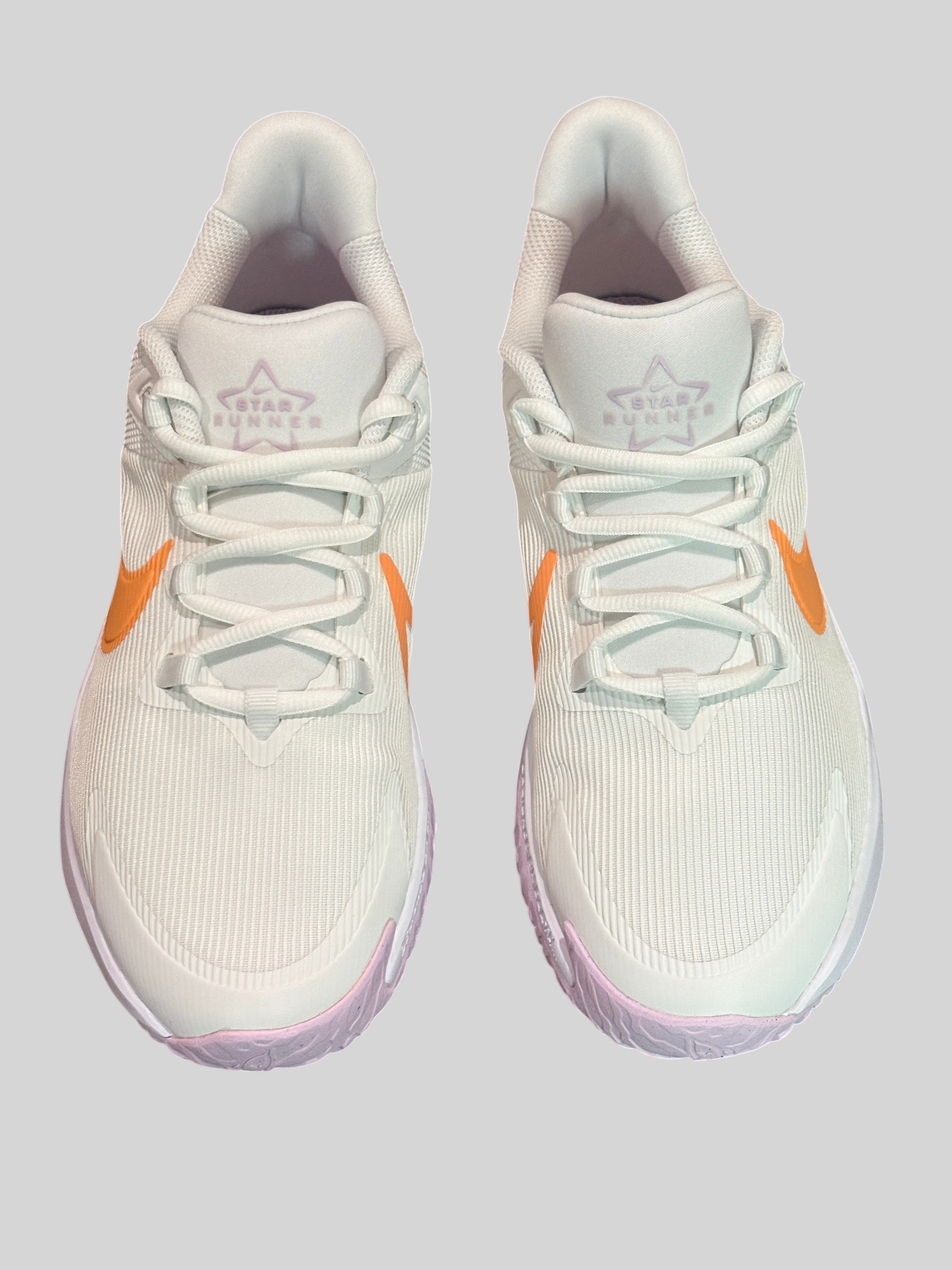 Chaussures de sport FASHION SC Nike Star Runner 4 NN blanches avec détails orange et semelle rose pour enfant