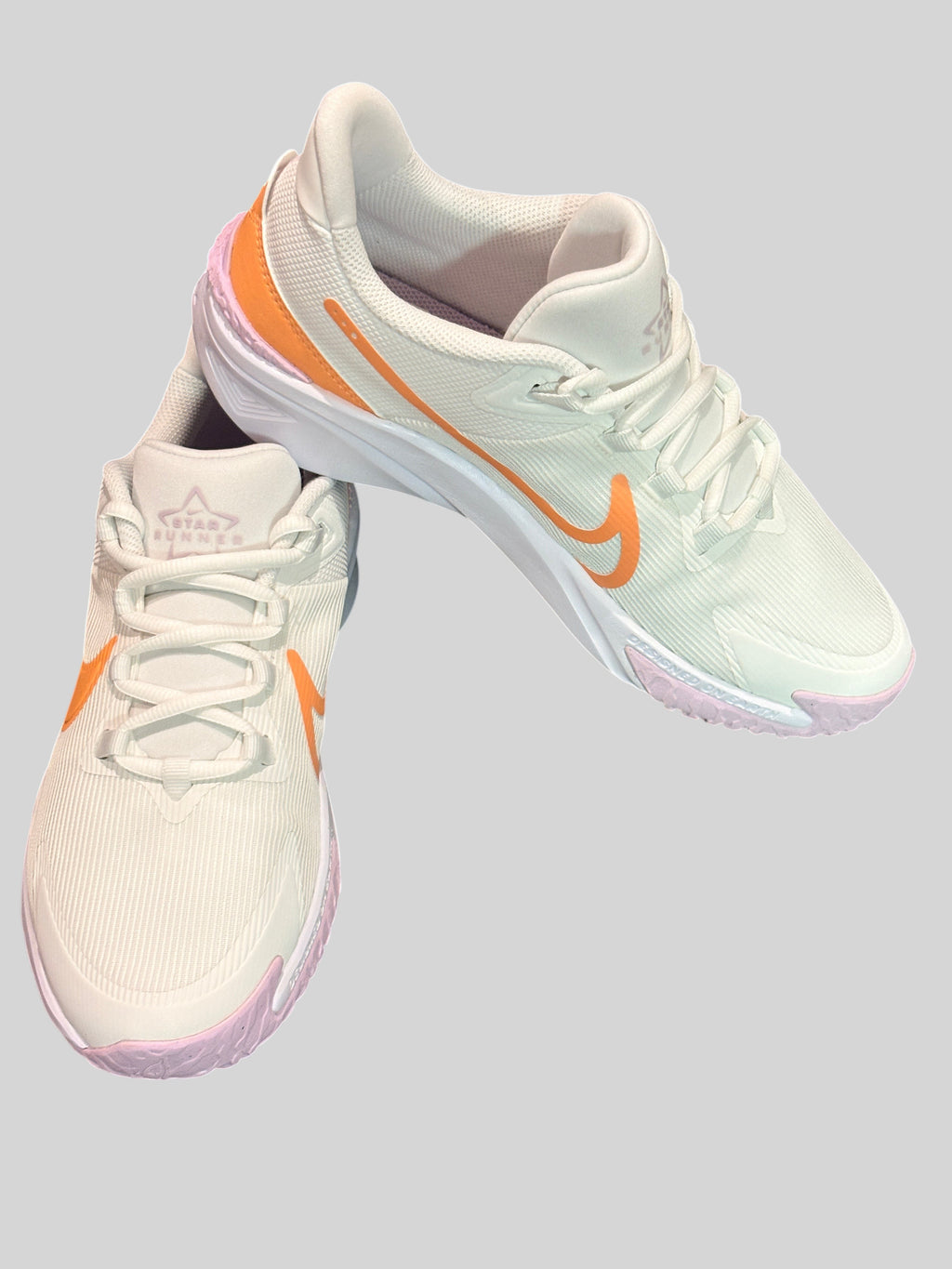 Baskets FASHION SC Nike Star Runner 4 NN blanches avec détails orange abricot et semelle en mousse légère