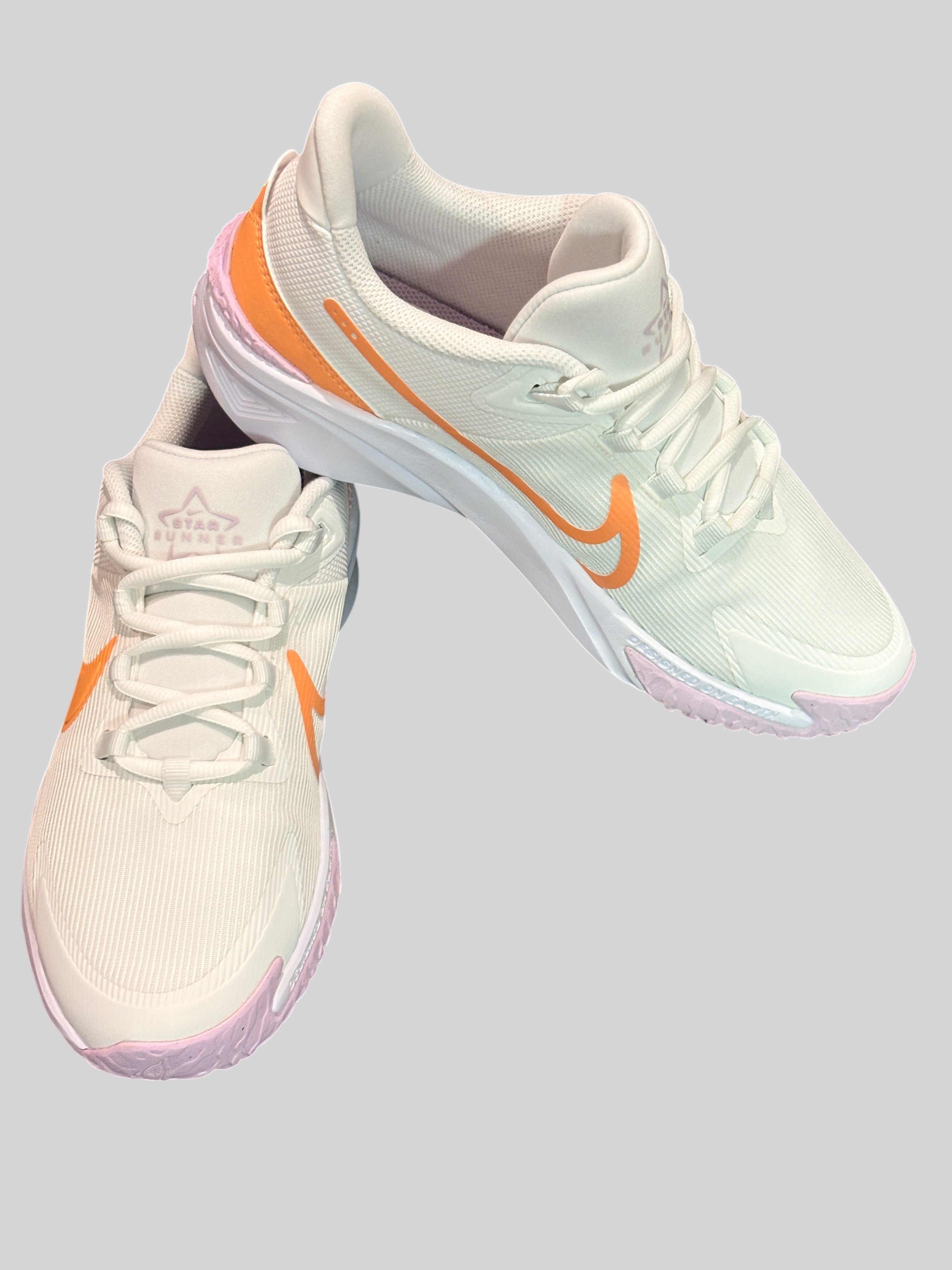 Baskets FASHION SC Nike Star Runner 4 NN blanches avec détails orange abricot et semelle en mousse légère