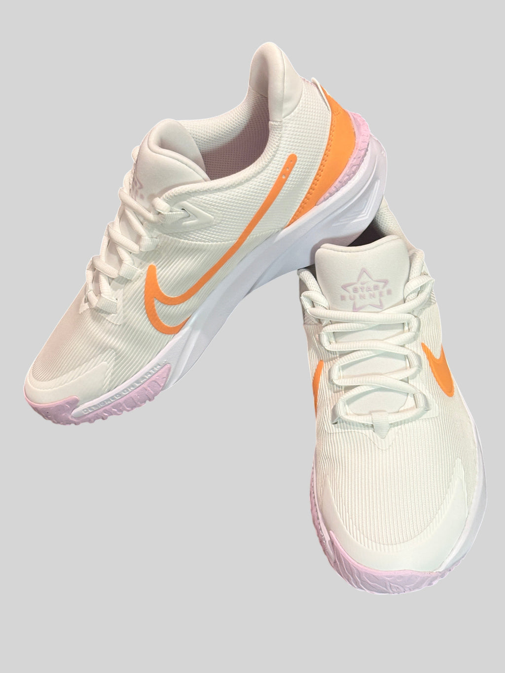 Baskets FASHION SC Nike Star Runner 4 NN junior en mesh blanc cassé avec détails orange et semelle rose pastel
