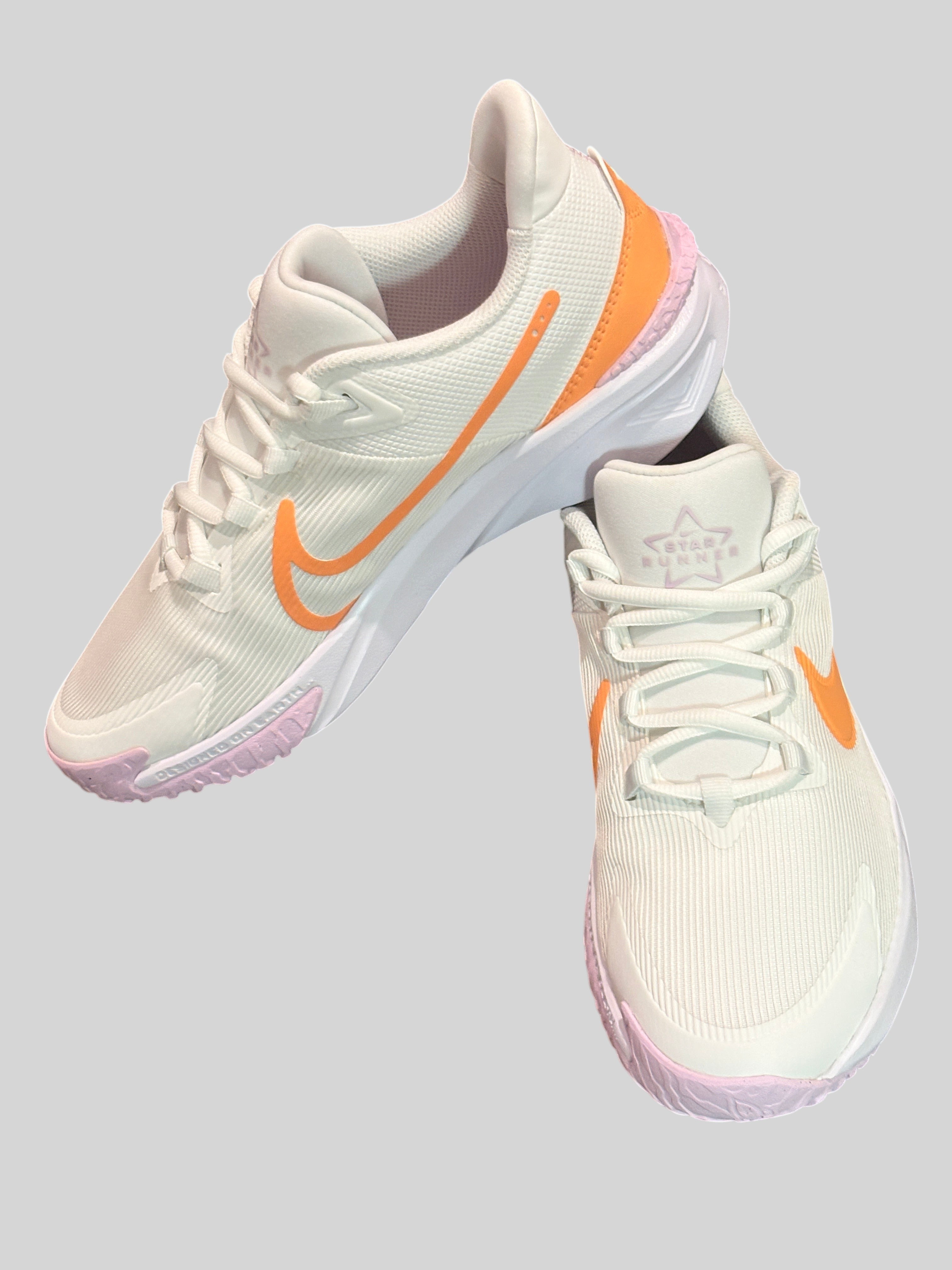 Baskets FASHION SC Nike Star Runner 4 NN junior en mesh blanc cassé avec détails orange et semelle rose pastel