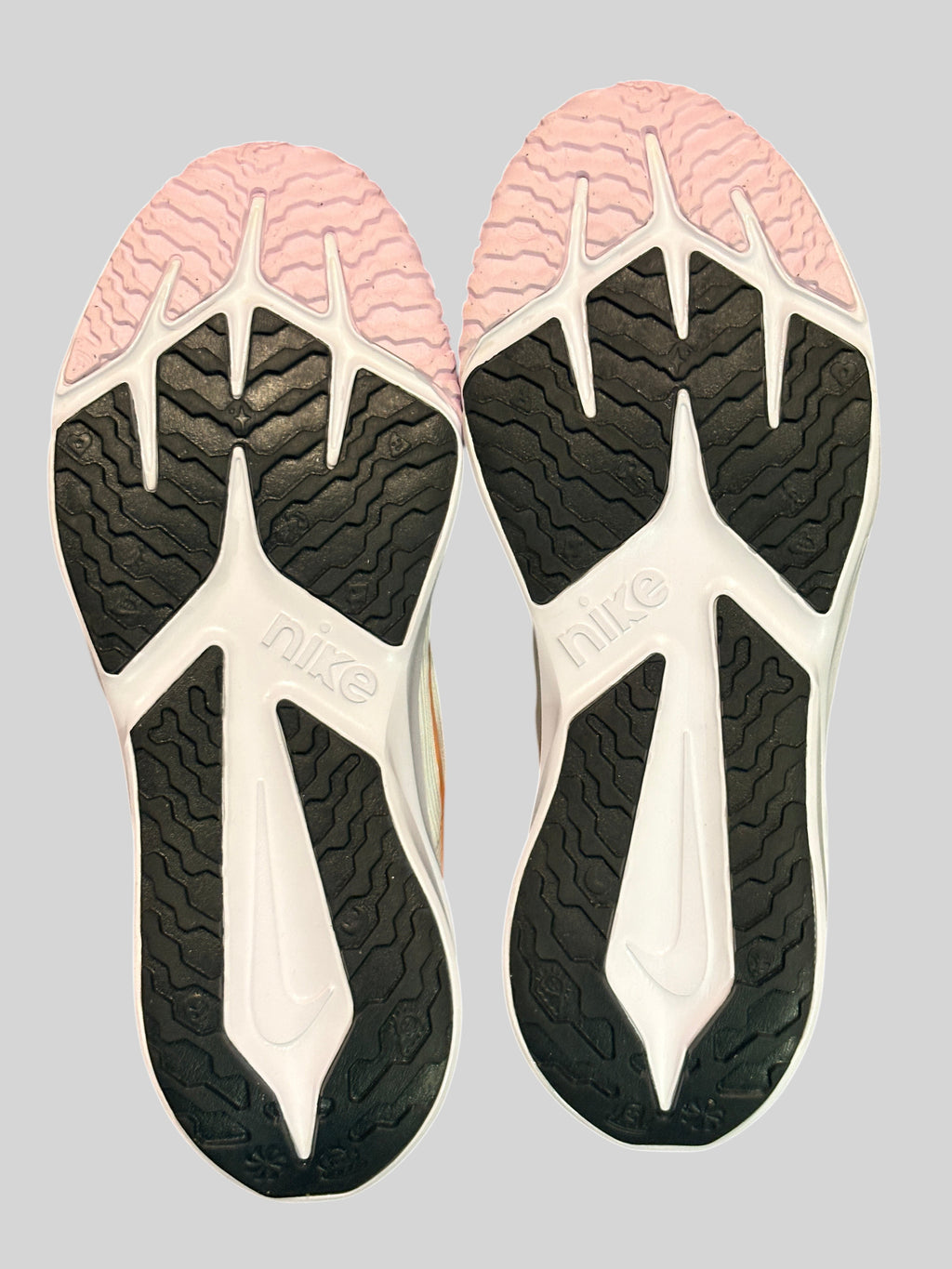 Semelles extérieures des baskets FASHION SC Nike Star Runner 4 NN avec motifs noirs, blancs et rose abricot