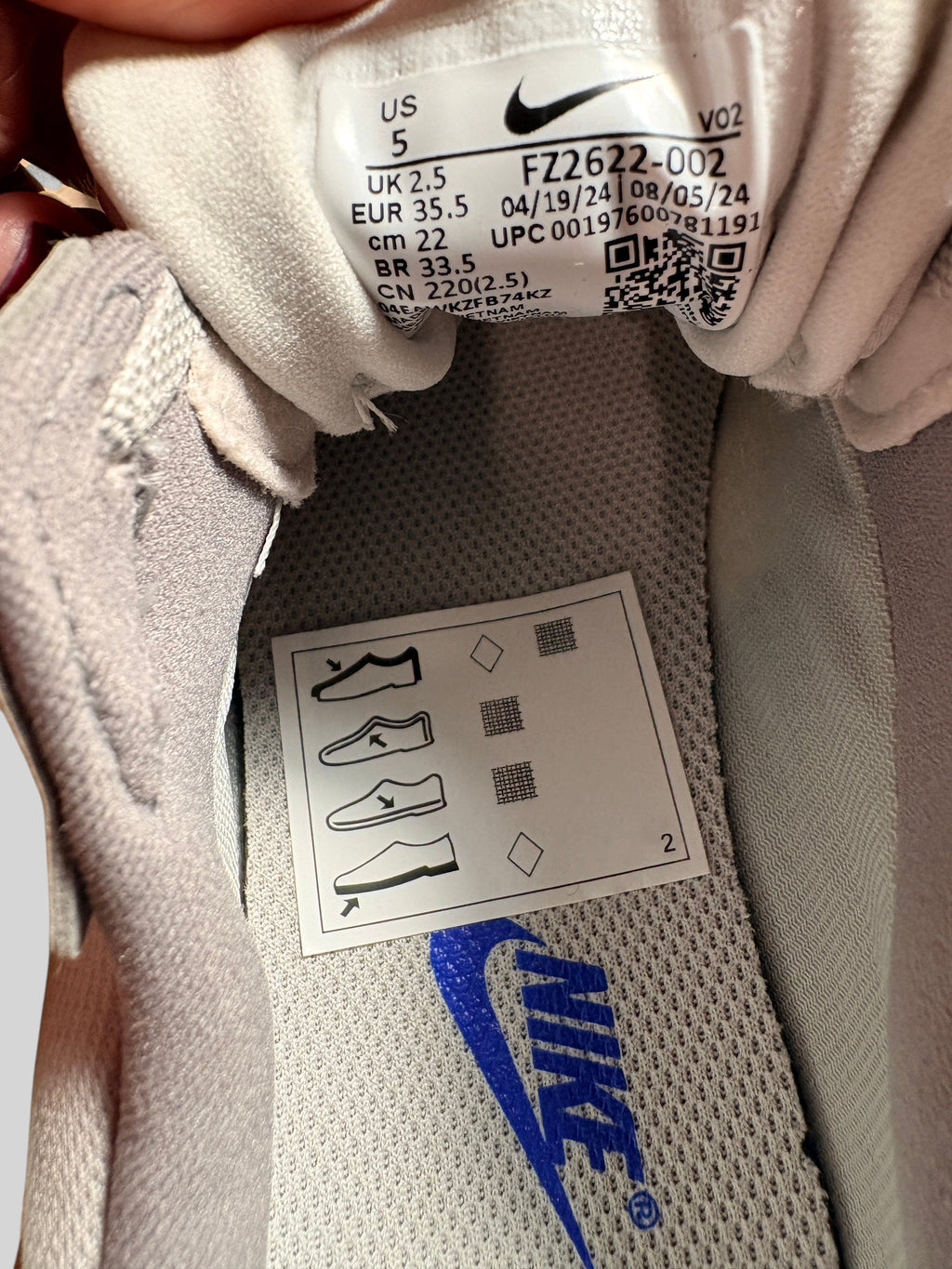 Etiquette intérieure de la basket FASHION SC Nike V2K Run GORE-TEX Light Bone montrant la taille 35.5 et le SKU
