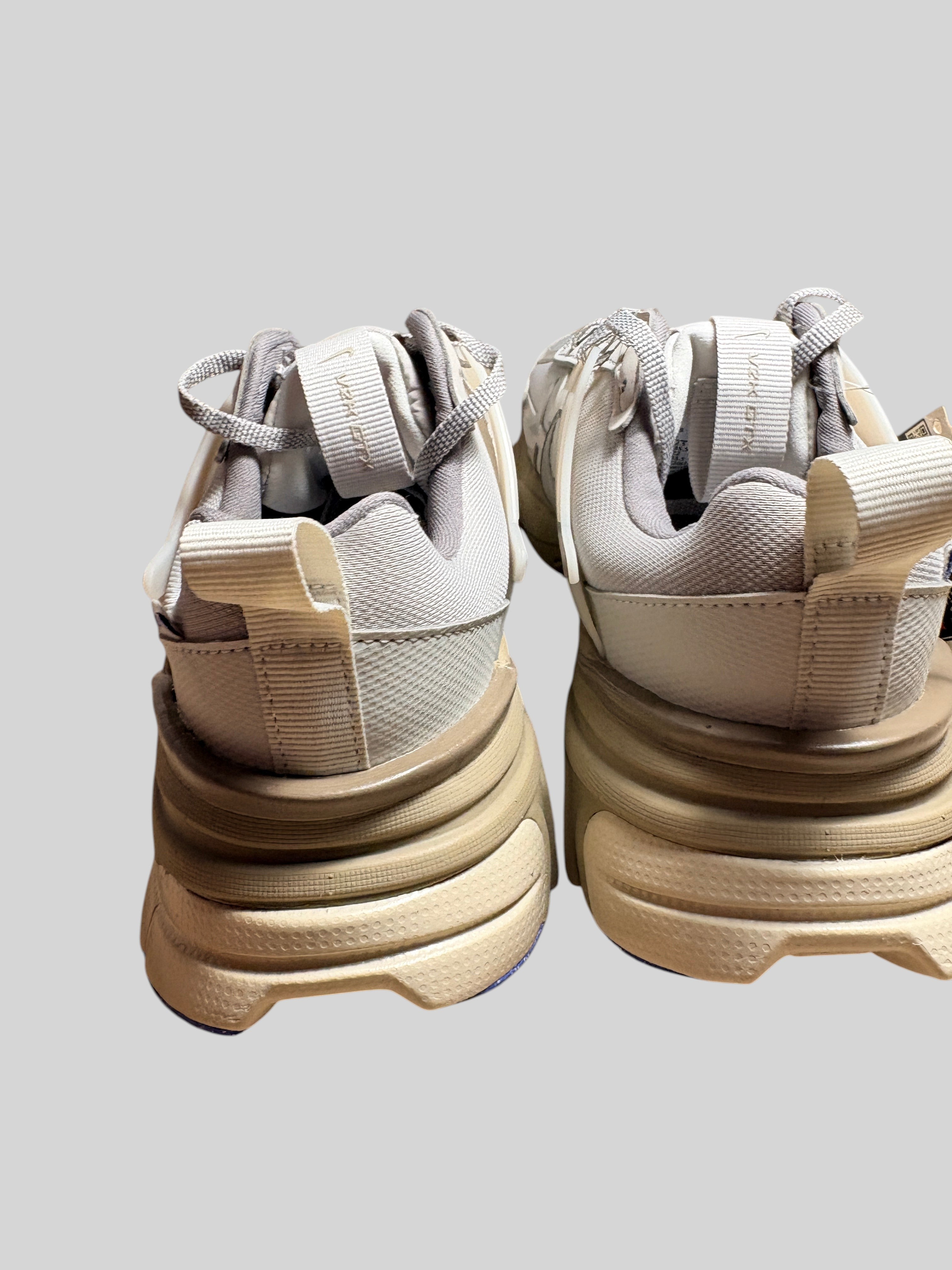 Vue arrière des baskets FASHION SC Nike V2K Run GORE-TEX couleur Light Bone avec semelle épaisse et détails techniques