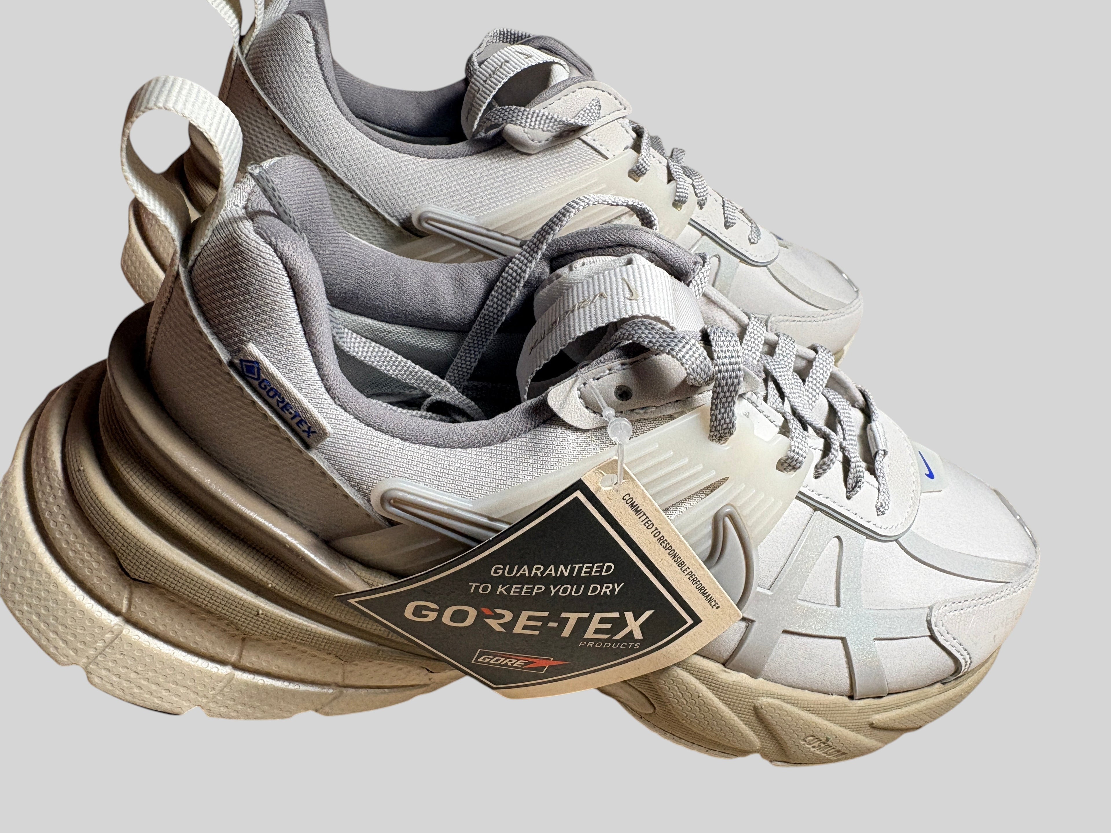 Baskets FASHION SC Nike V2K Run GORE-TEX couleur Light Bone avec tige en mesh imperméable et semelle épaisse