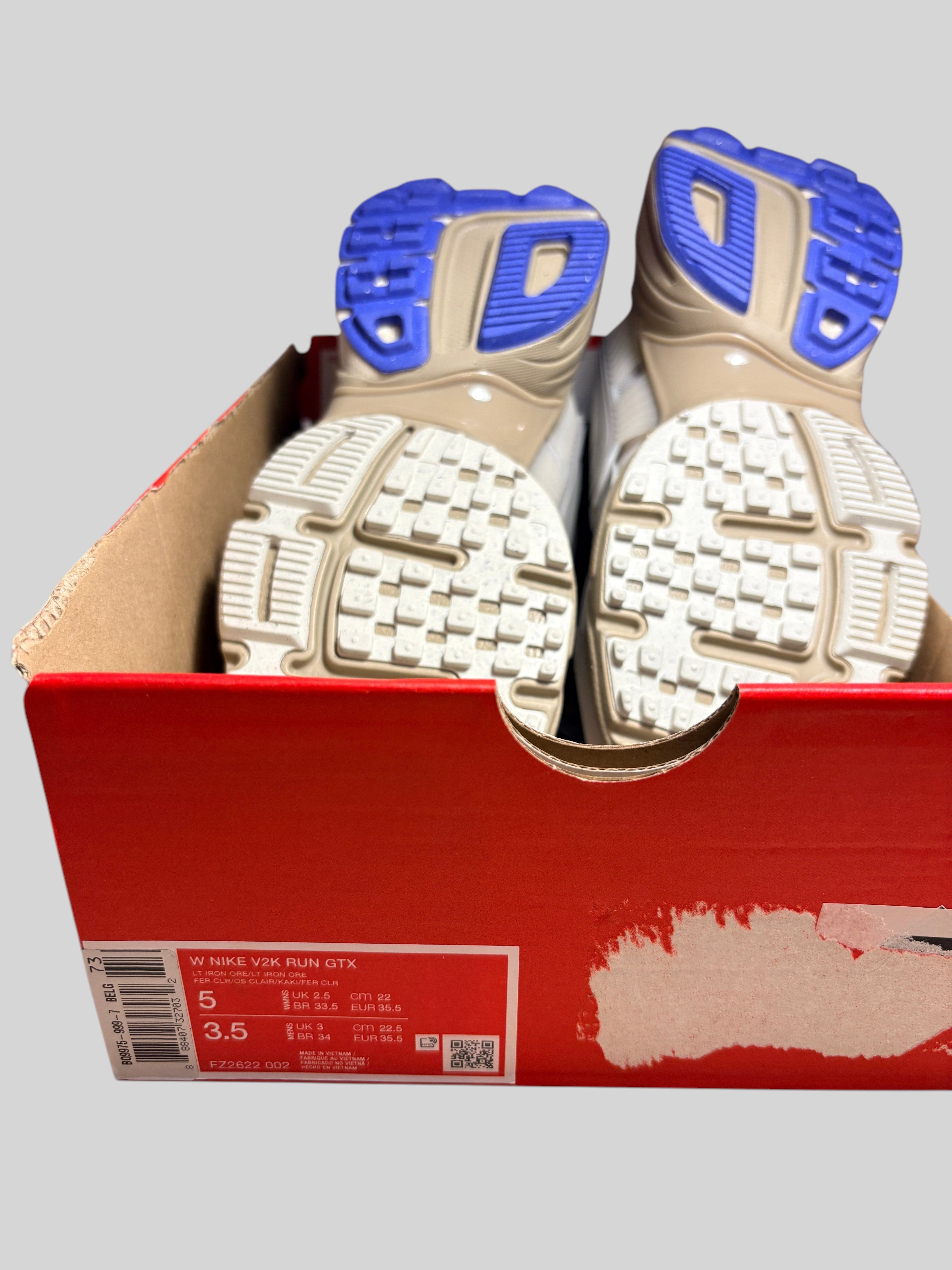 Baskets FASHION SC Nike V2K Run GORE-TEX Light Bone dans leur boite d'origine, vue arrière des semelles