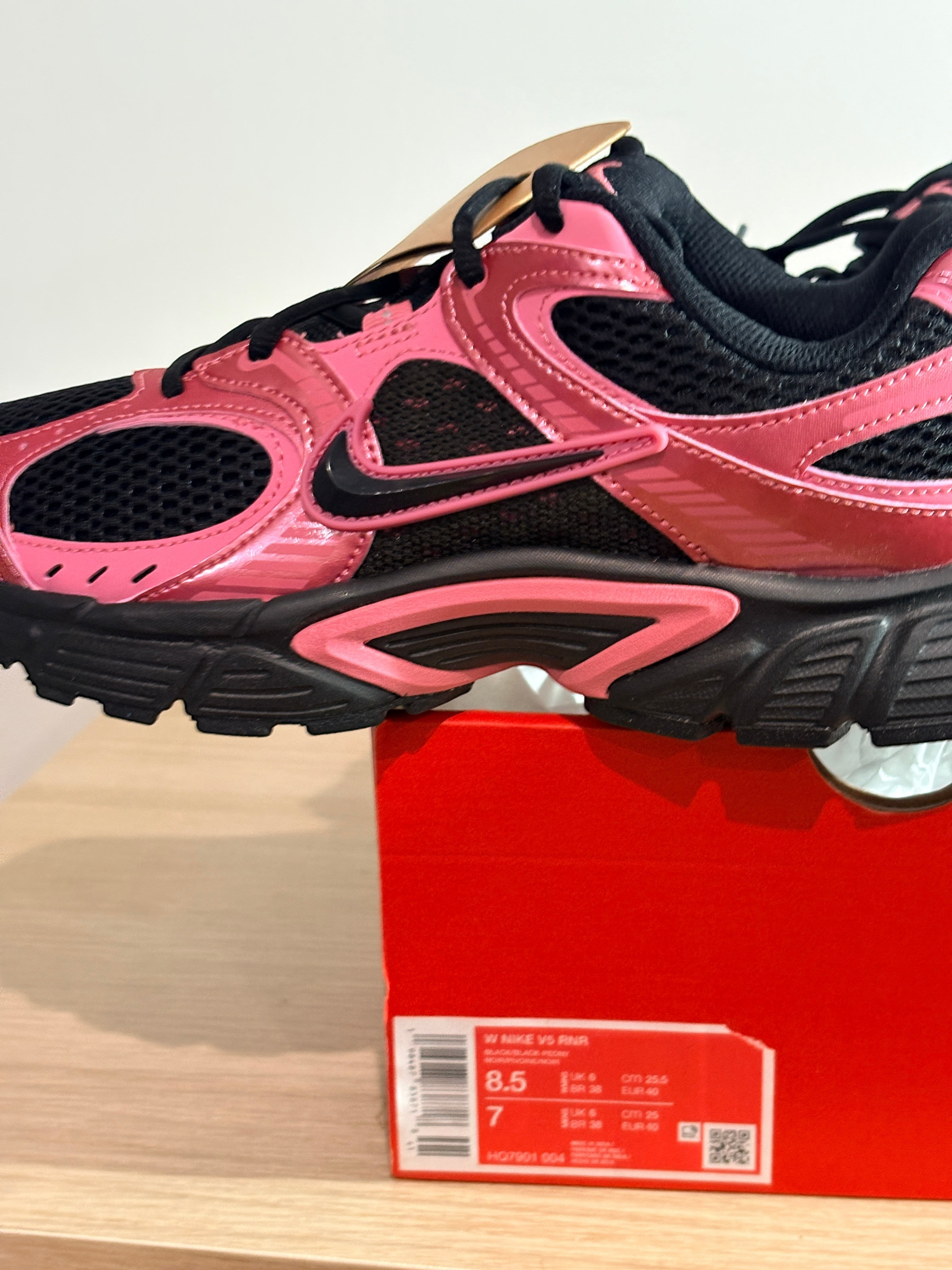 Baskets FASHION SC Nike V5 RNR noires et rose peony en mesh avec détails réfléchissants et semelle en mousse