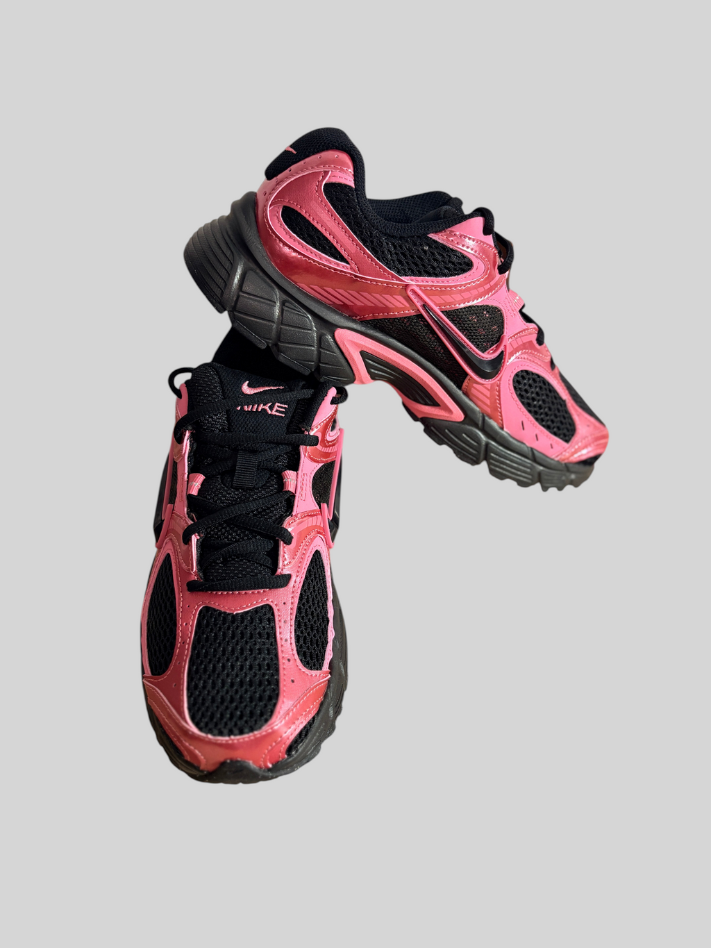Baskets FASHION SC Nike V5 RNR noires et rose peony en mesh avec détails réfléchissants style running Y2K