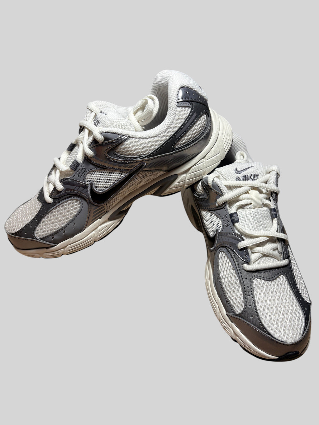 Baskets FASHION SC Nike V5 RNR grises en mesh et synthétique, style running Y2K avec semelle amortissante